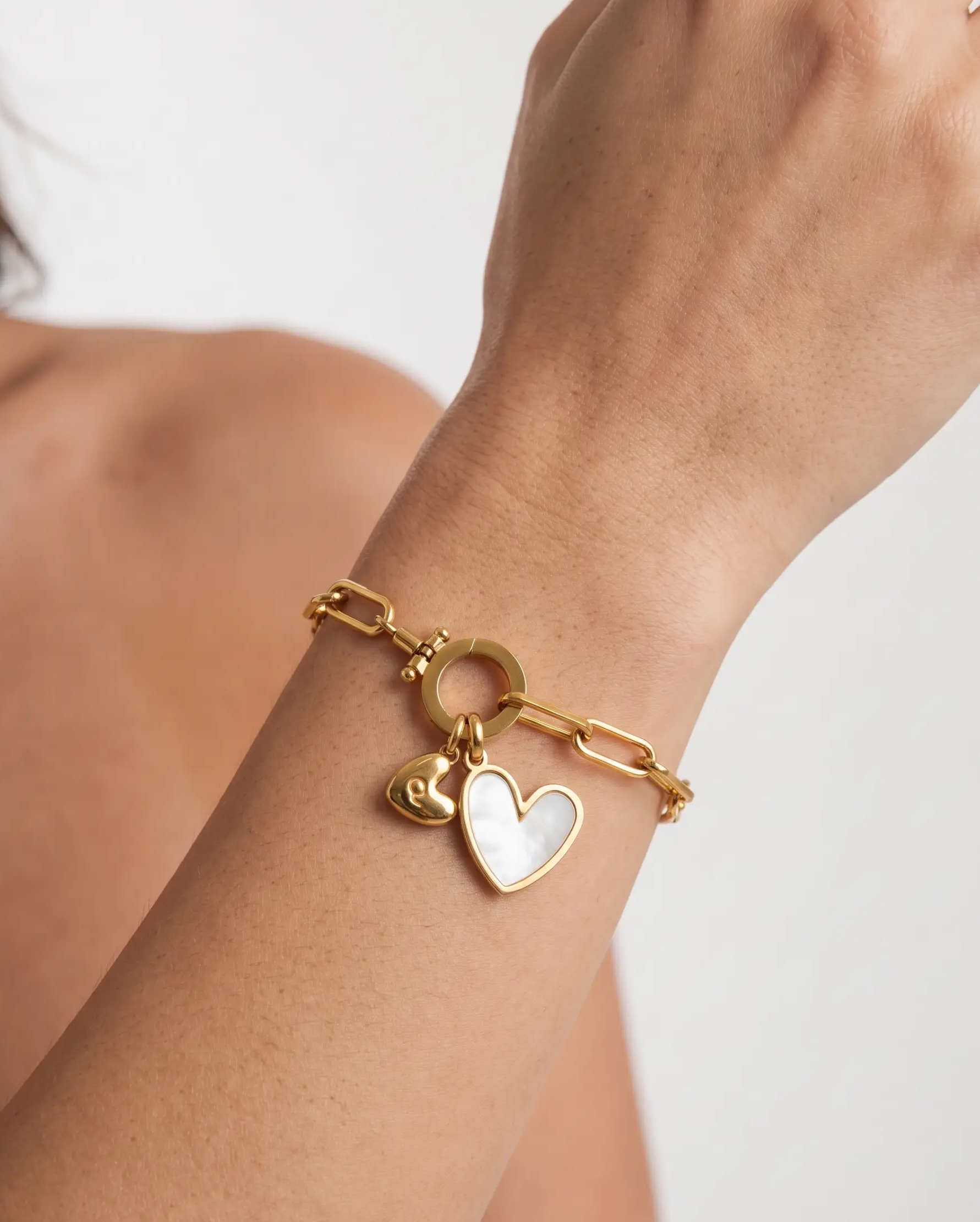 studio-ai bracelet-paperclip-initial-and-heart-bracelet_studio2_a1+solo.png