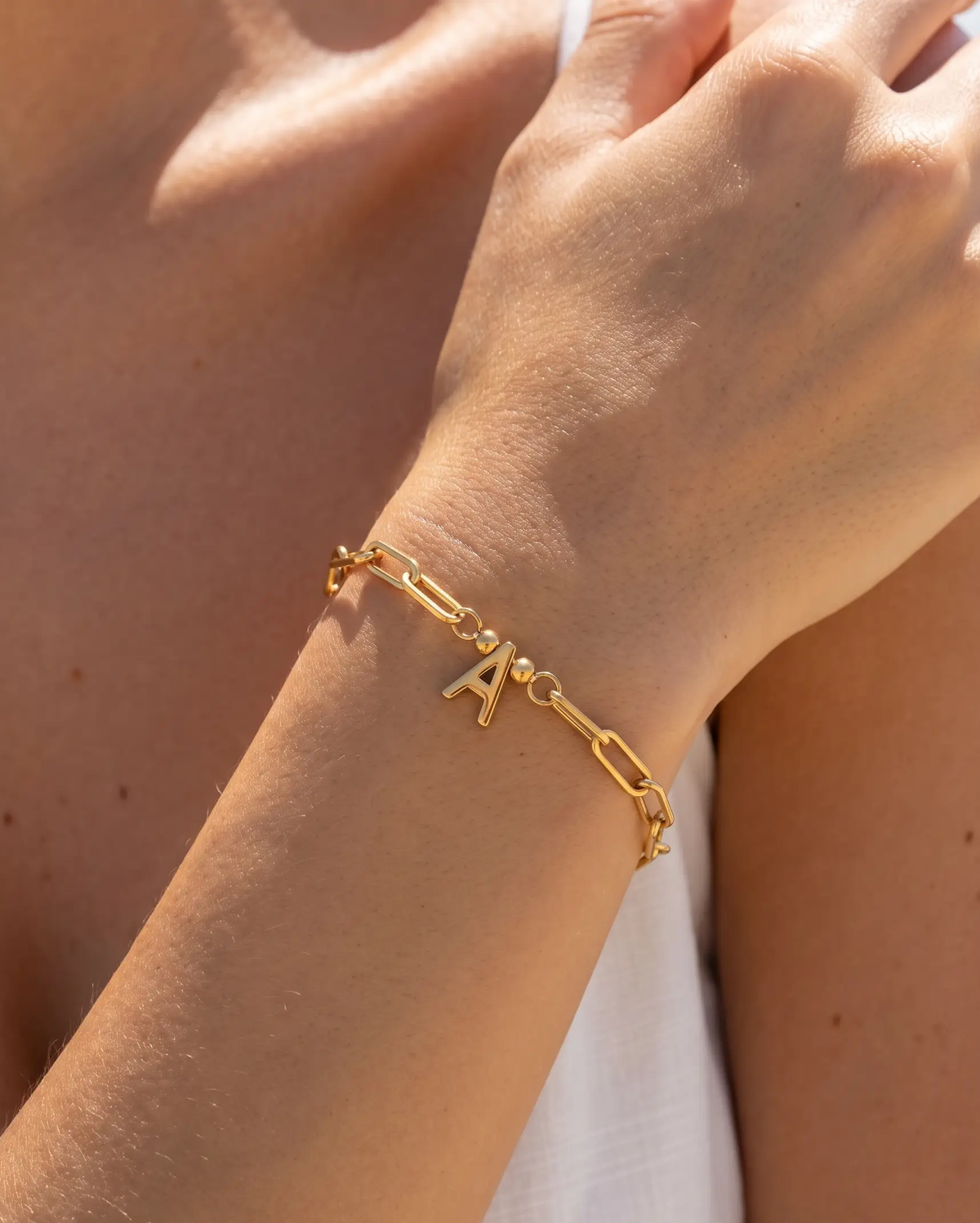 studio-ai bracelet-paperclip-letter-charm-bracelet_studio1_a1+solo.png