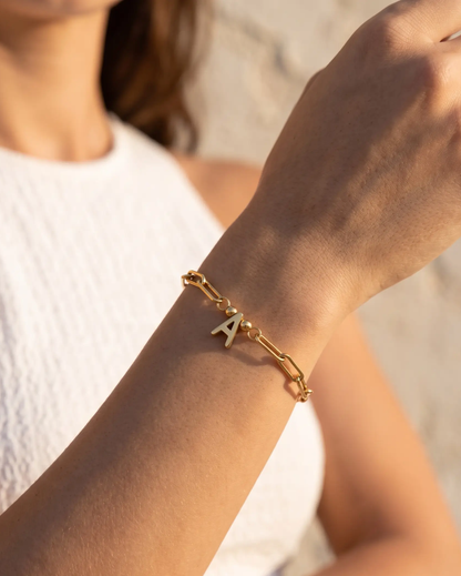 studio-ai bracelet-paperclip-letter-charm-bracelet_studio2_a1+solo.png