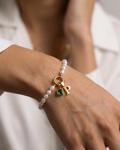 studio-ai bracelet-pearl-initial-and-birthstone-bracelet_lifestyle1_a1+solo.png