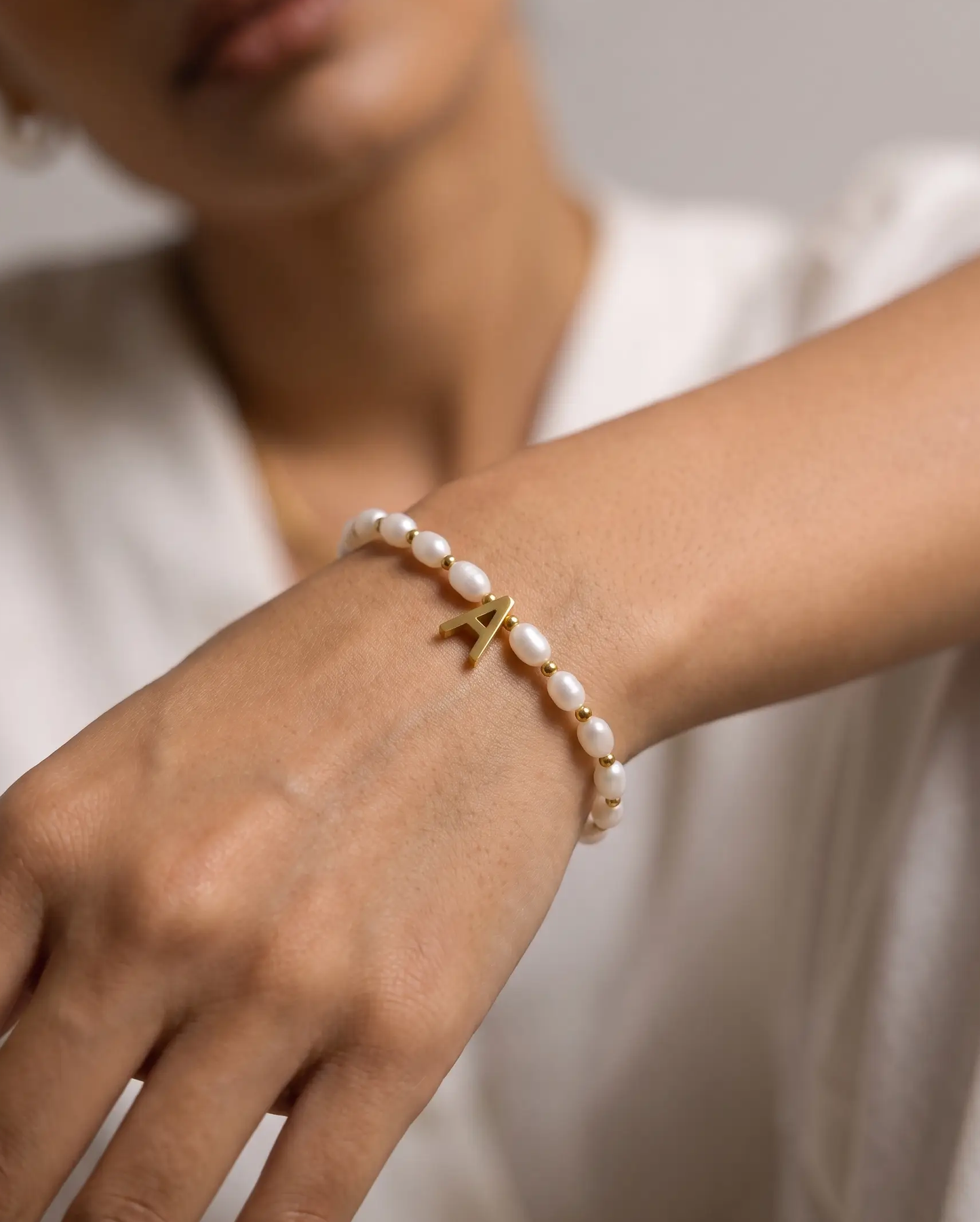 studio-ai bracelet-pearl-letter-charm-bracelet_studio1_a1+solo.png