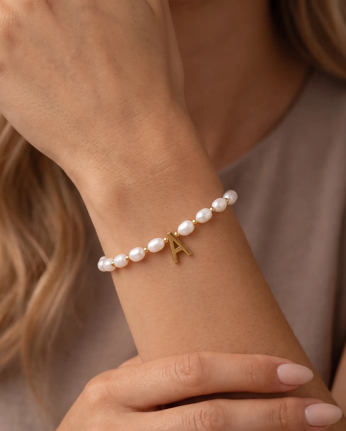 studio-ai bracelet-pearl-letter-charm-bracelet_studio2_a1+solo.png