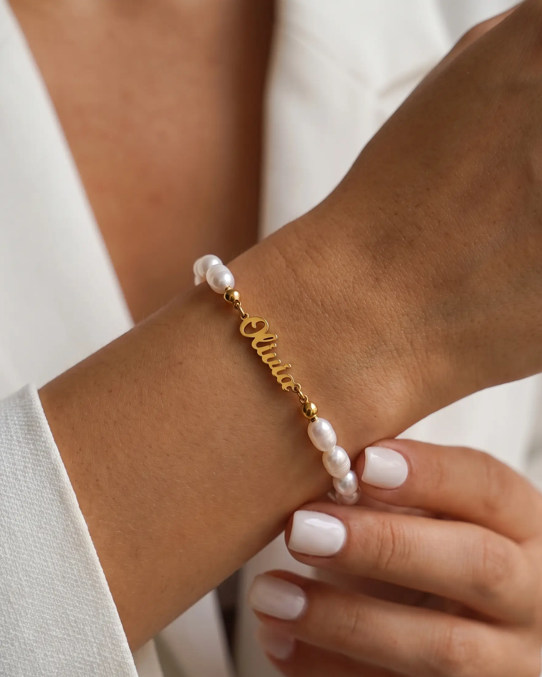 studio-ai bracelet-pearl-name-bracelet_studio1_a1+solo.png