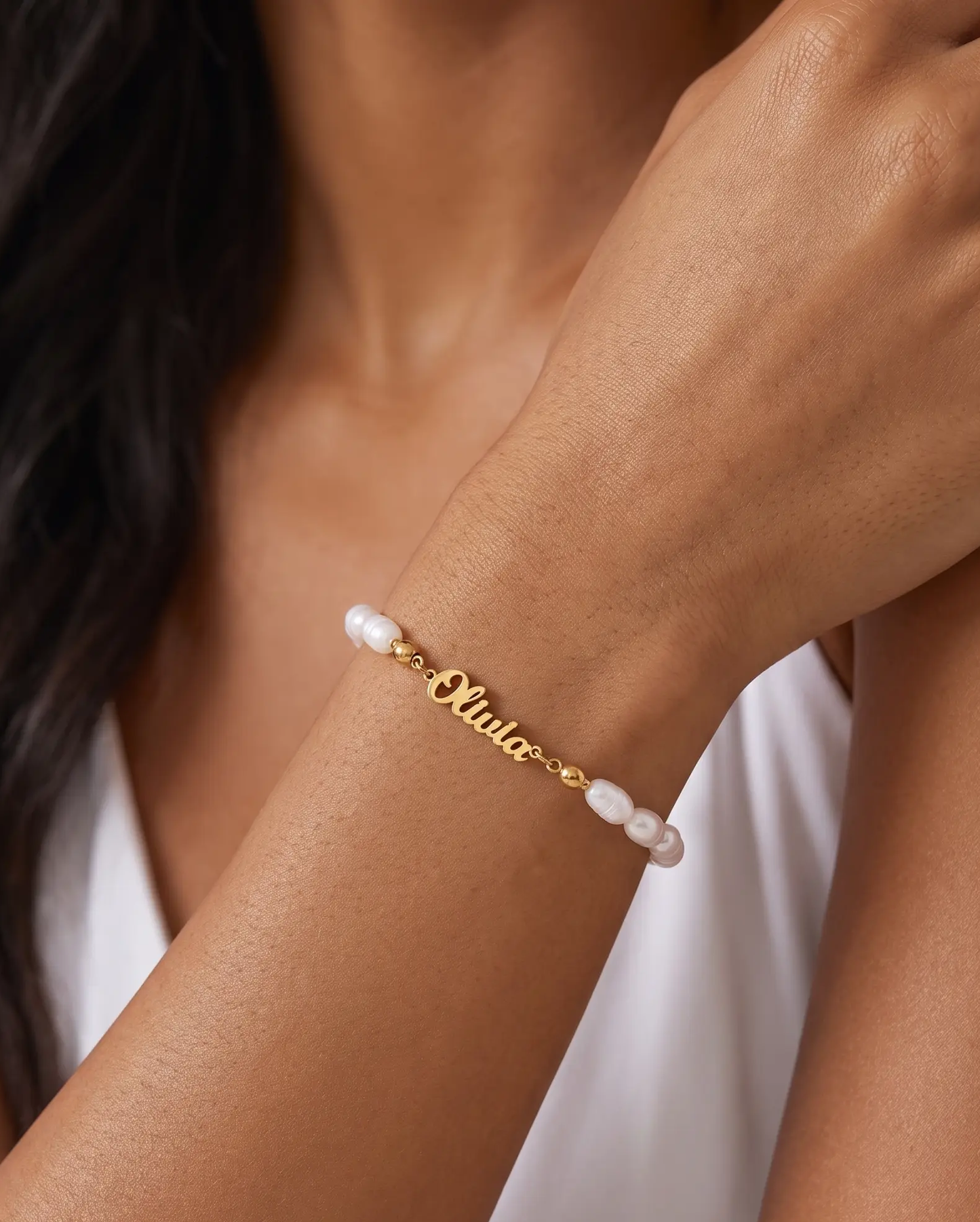 studio-ai bracelet-pearl-name-bracelet_studio2_a1+solo.png