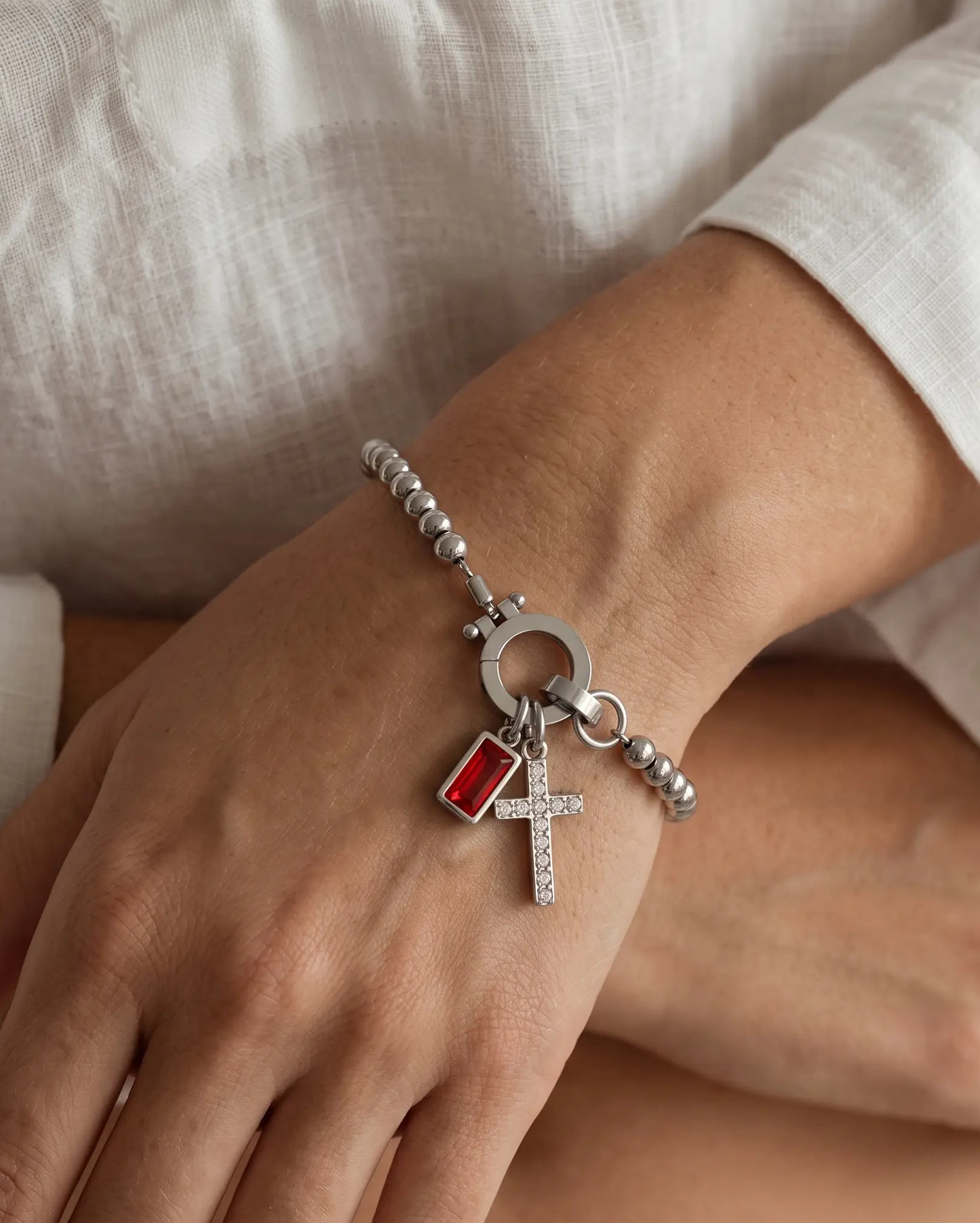 studio-ai bracelet-pebble-birthstone-cross-bracelet-S_lifestyle1_a2+solo.png