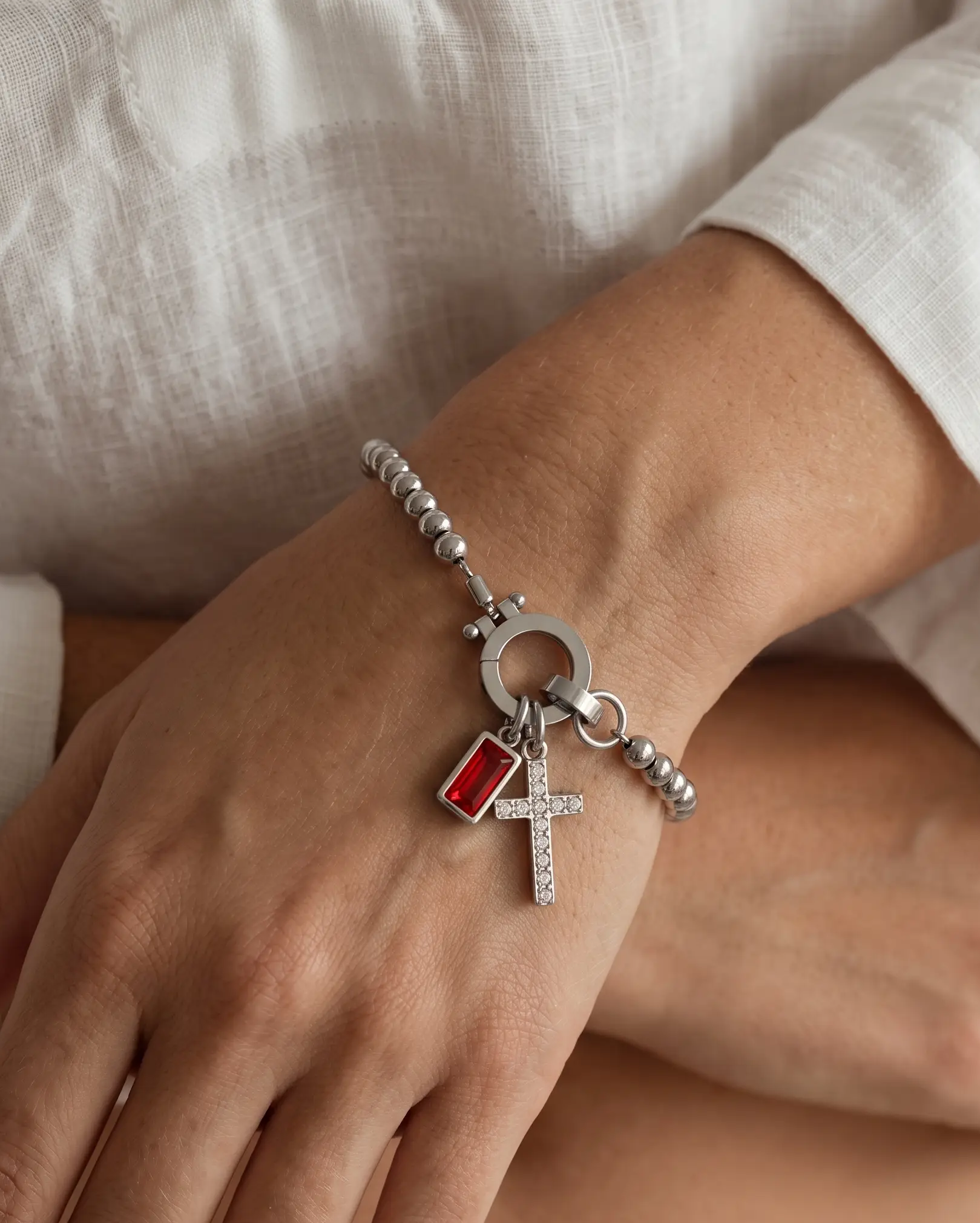 studio-ai bracelet-pebble-birthstone-cross-bracelet-S_lifestyle1_a2+solo.png
