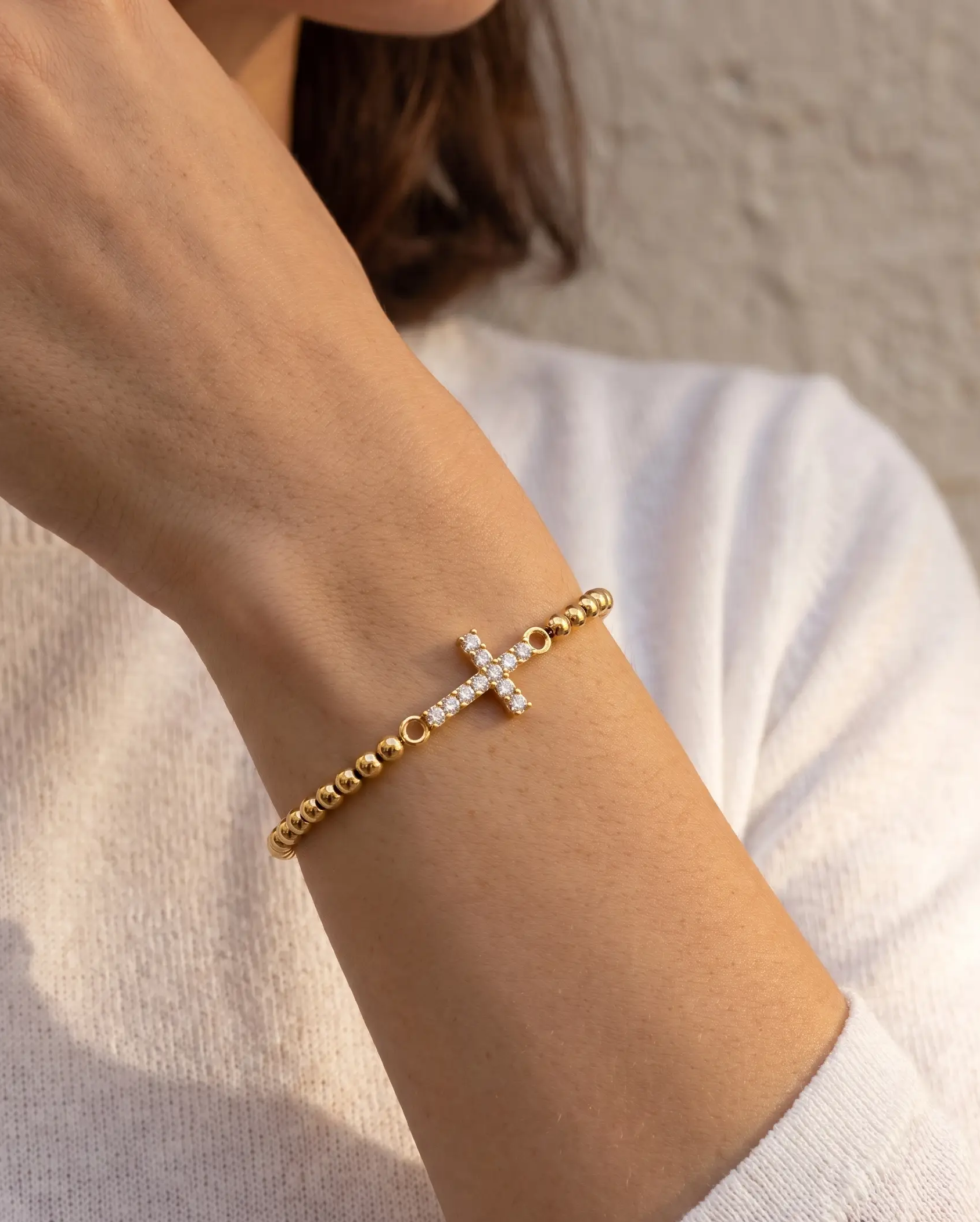 studio-ai bracelet-pebble-cross-bracelet_lifestyle1_a1+solo.png