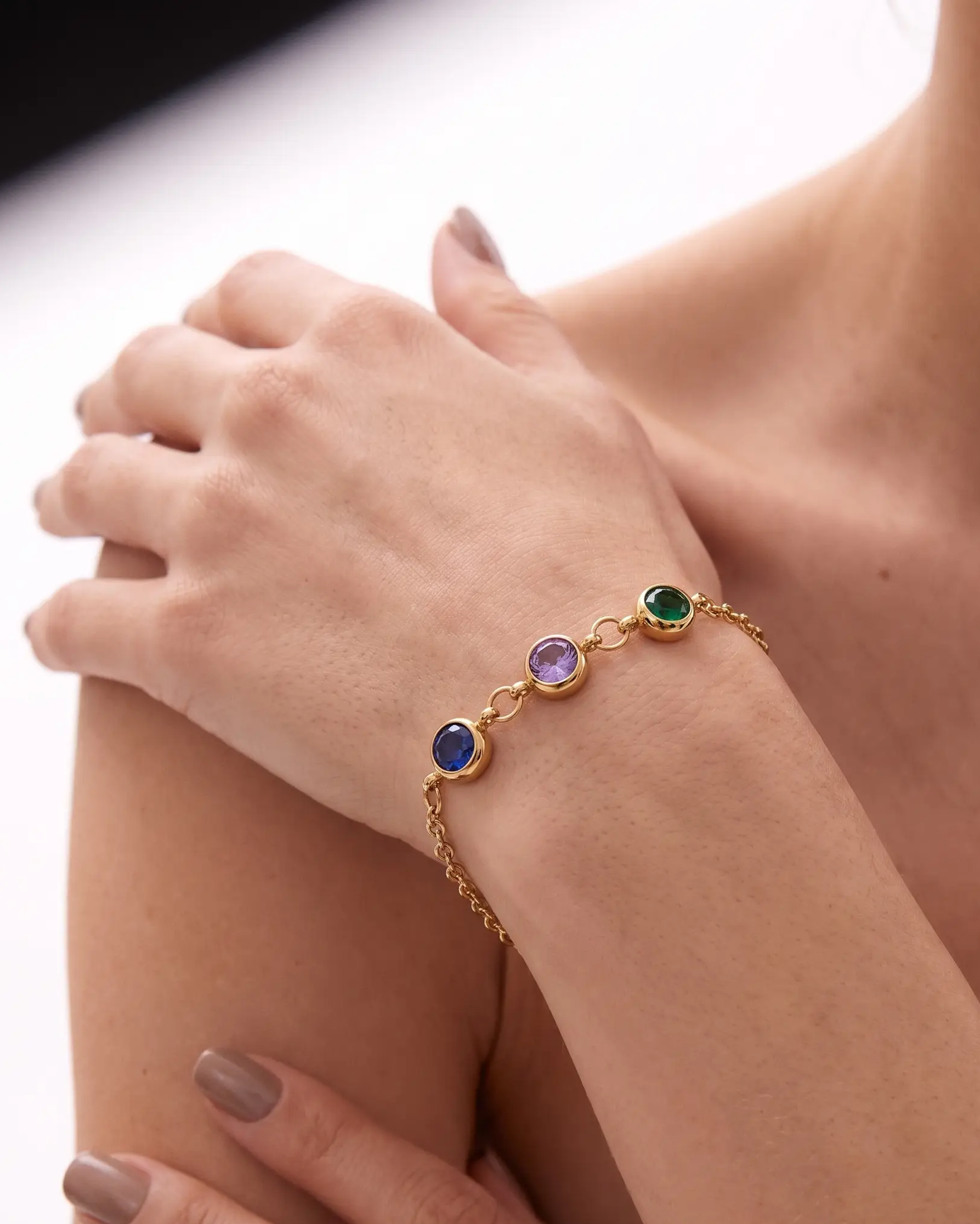 studio-ai bracelet-personalised-family-birthstone-bracelet_studio2_a1+solo.png