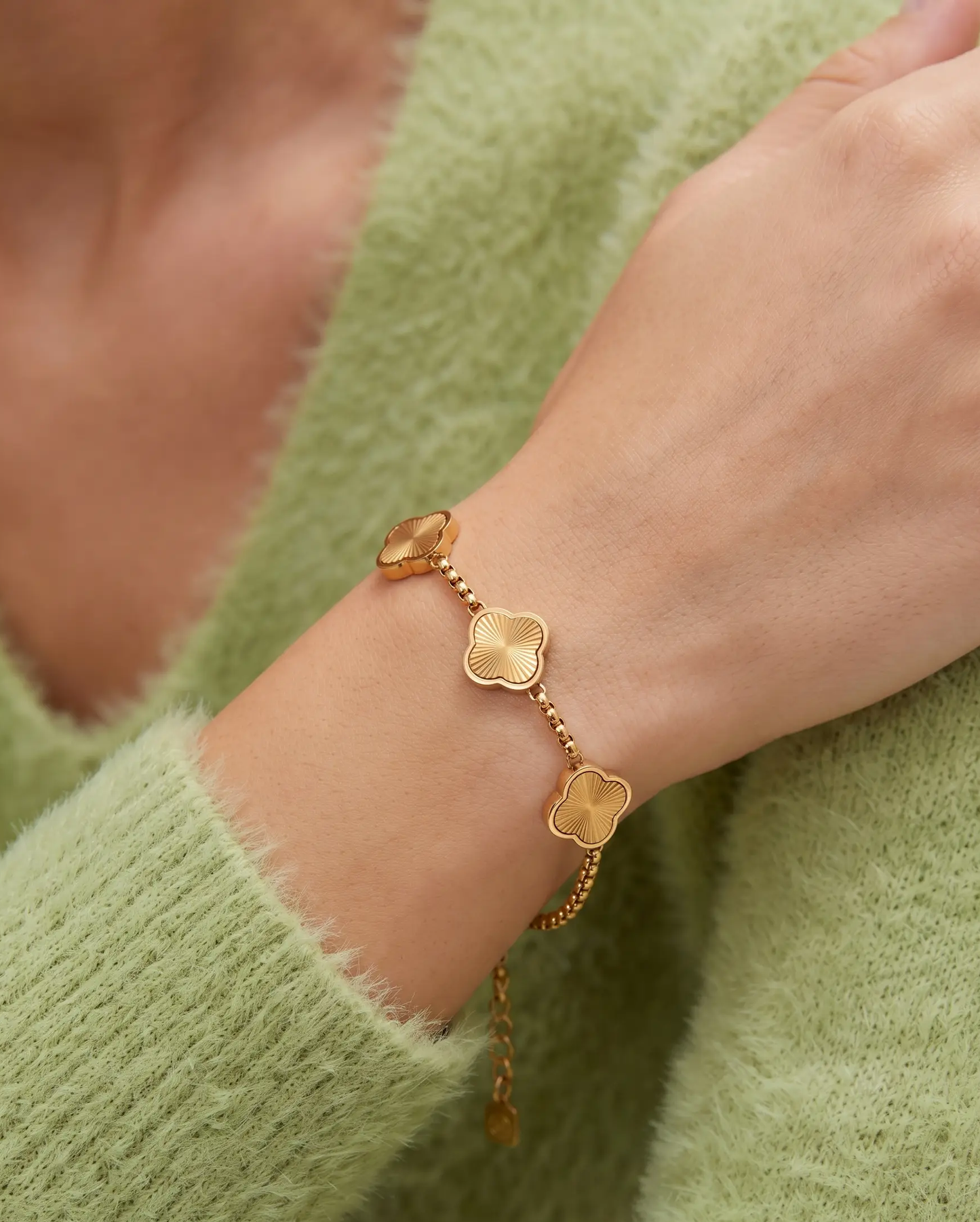 studio-ai bracelet-ray-petal-bracelet_studio1_a1+solo.png
