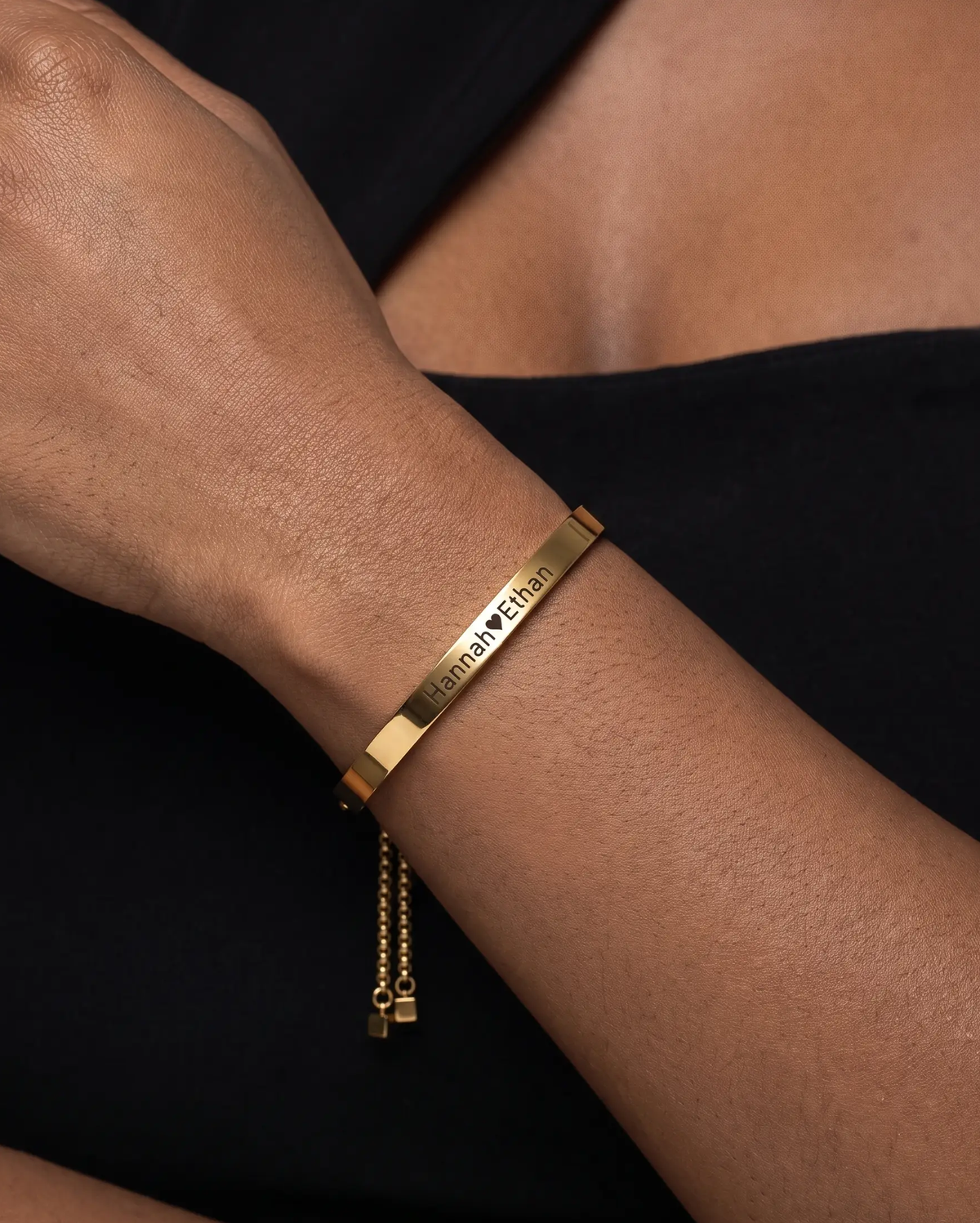 studio-ai bracelet-script-bar-slider-bracelet_studio1_a1+solo.png