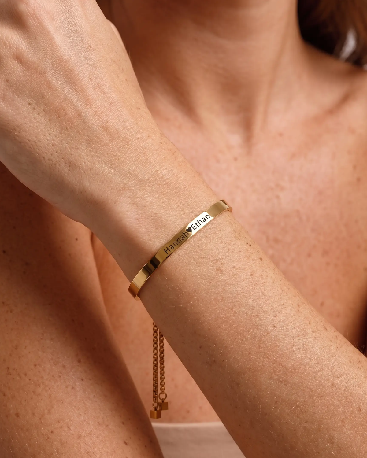 studio-ai bracelet-script-bar-slider-bracelet_studio2_a1+solo.png