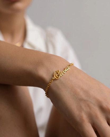 studio-ai bracelet-script-name-bracelet_studio1_a1+solo.png