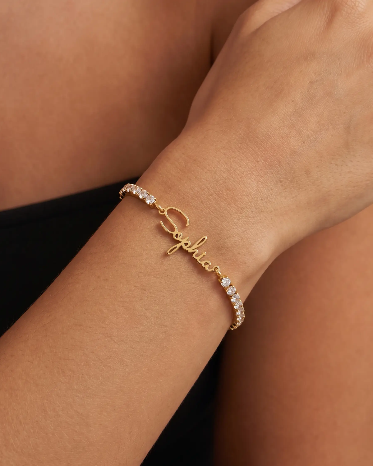 studio-ai bracelet-script-name-line-bracelet_lifestyle1_a1+solo.png