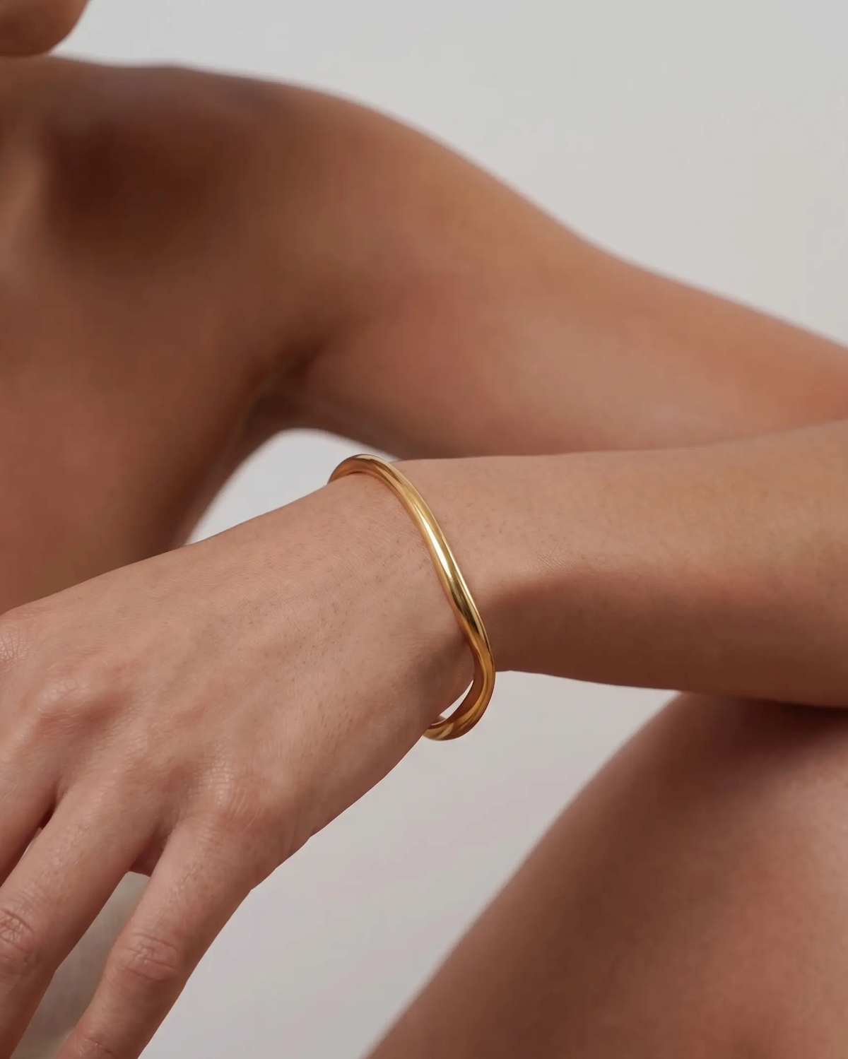 studio-ai bracelet-shaped-wave-cuff-bracelet_studio1_a1+solo.png