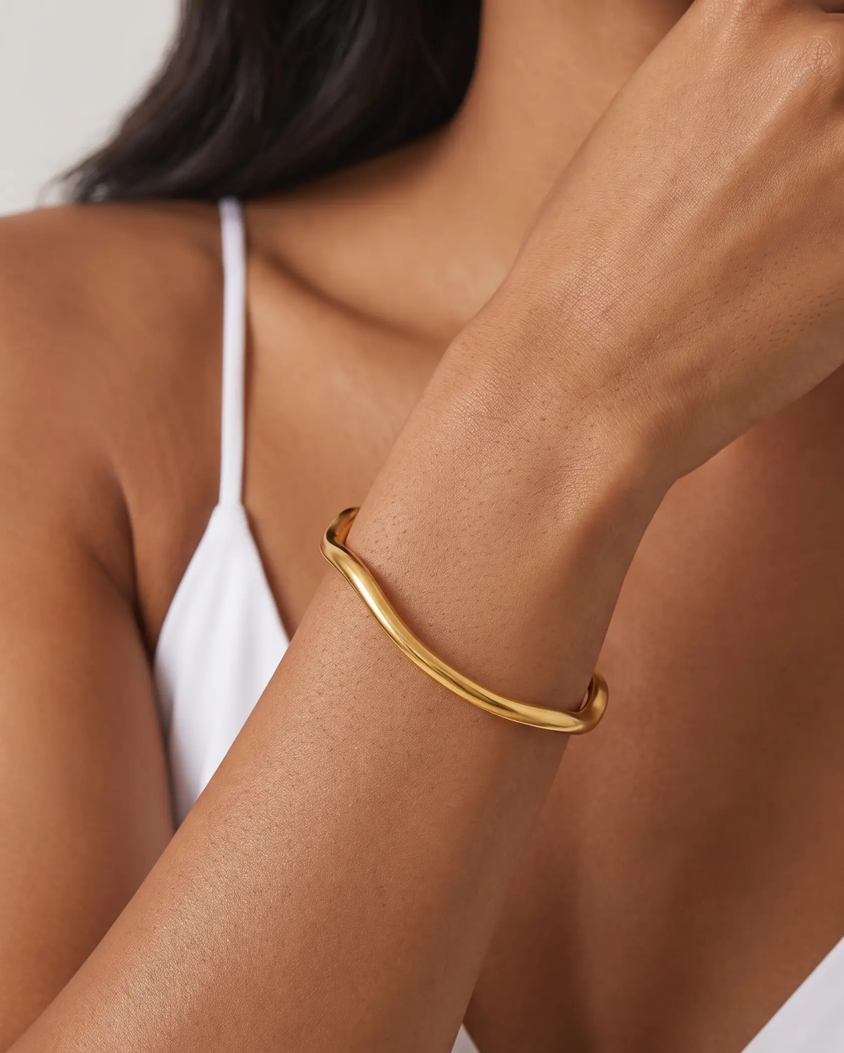 studio-ai bracelet-shaped-wave-cuff-bracelet_studio2_a1+solo.png