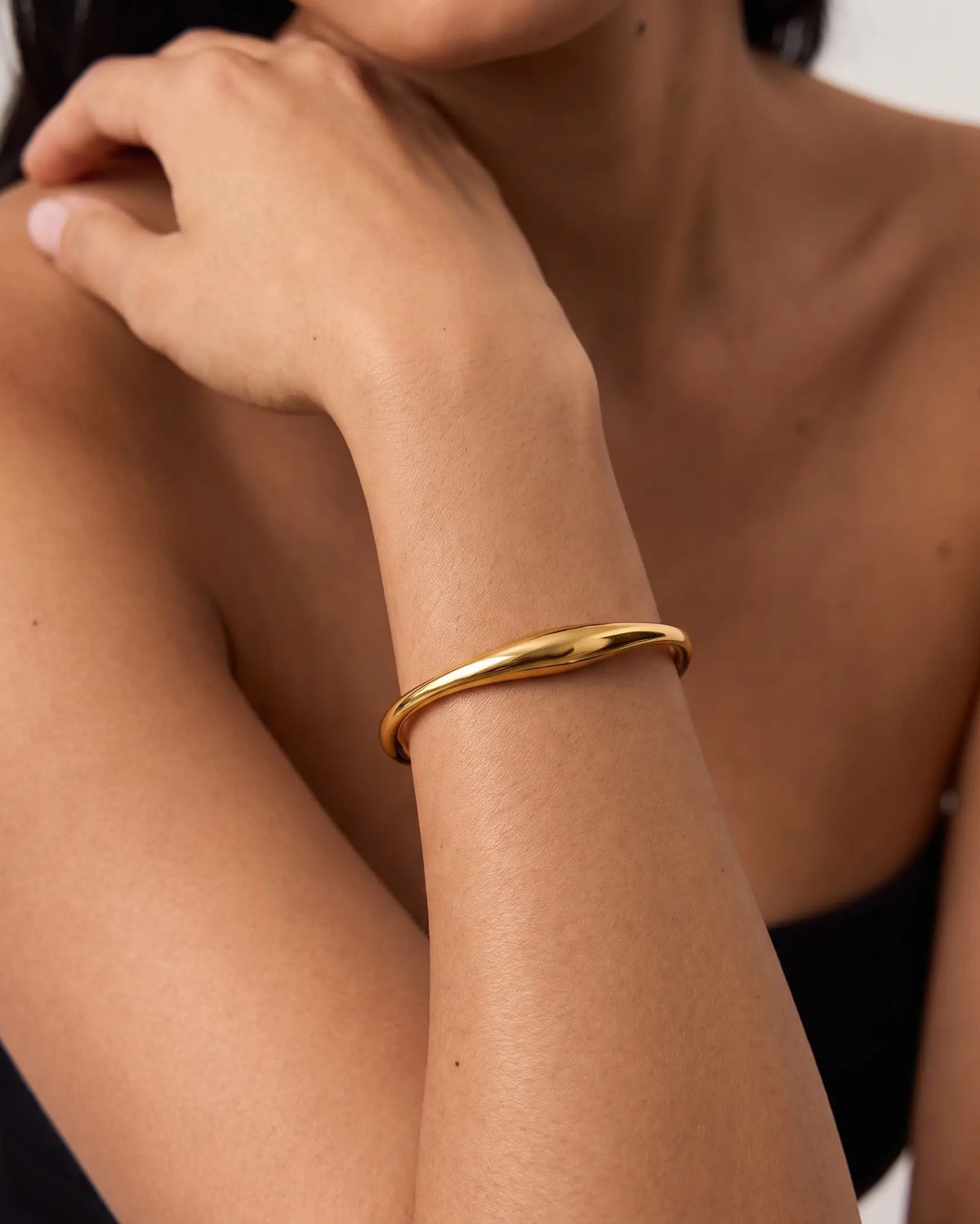 studio-ai bracelet-shore-gold-cuff-bracelet_lifestyle1_a1+solo.png