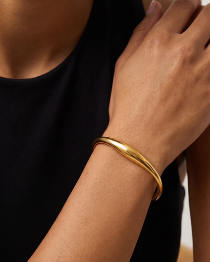 studio-ai bracelet-shore-gold-cuff-bracelet_studio2_a1+solo.png