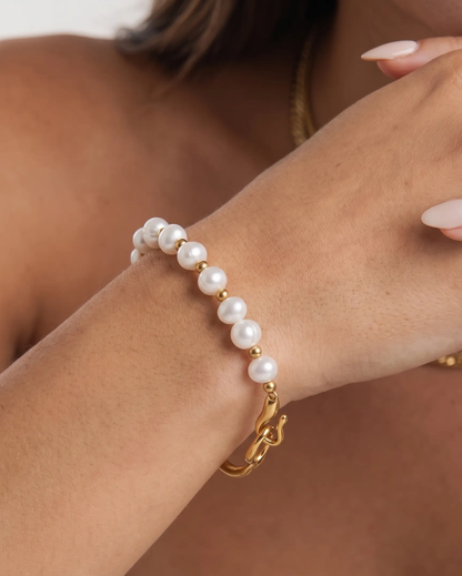 studio-ai bracelet-signe-freshwater-pearl-bracelet_studio1_a3+solo.png