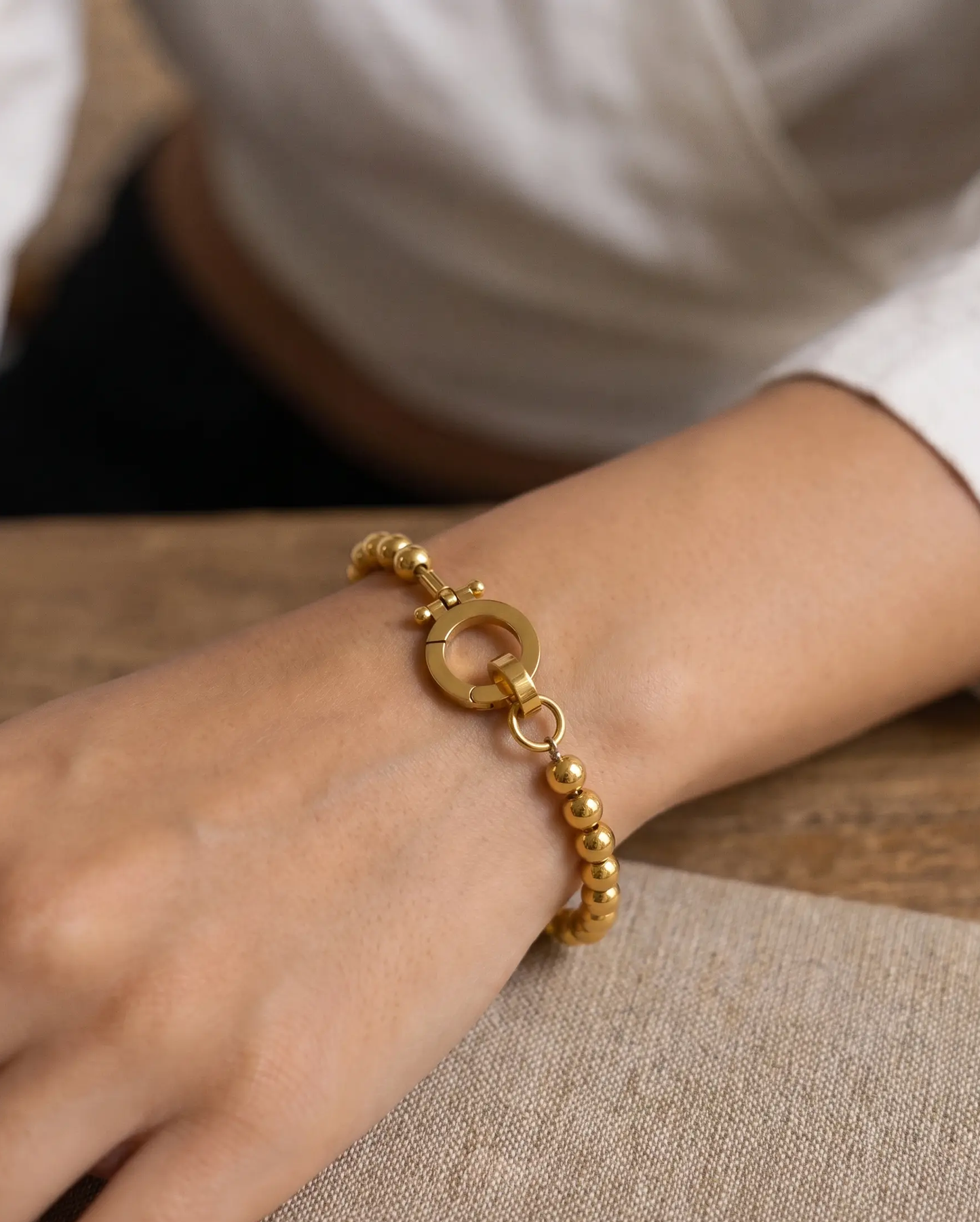 studio-ai bracelet-simple-gold-bead-bracelet_studio1_a1+solo.png