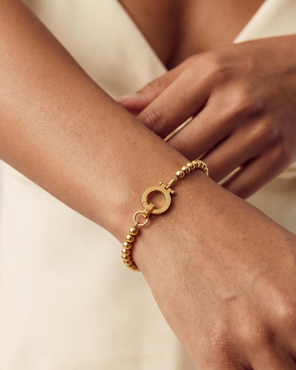 studio-ai bracelet-simple-gold-bead-bracelet_studio2_a1+solo.png