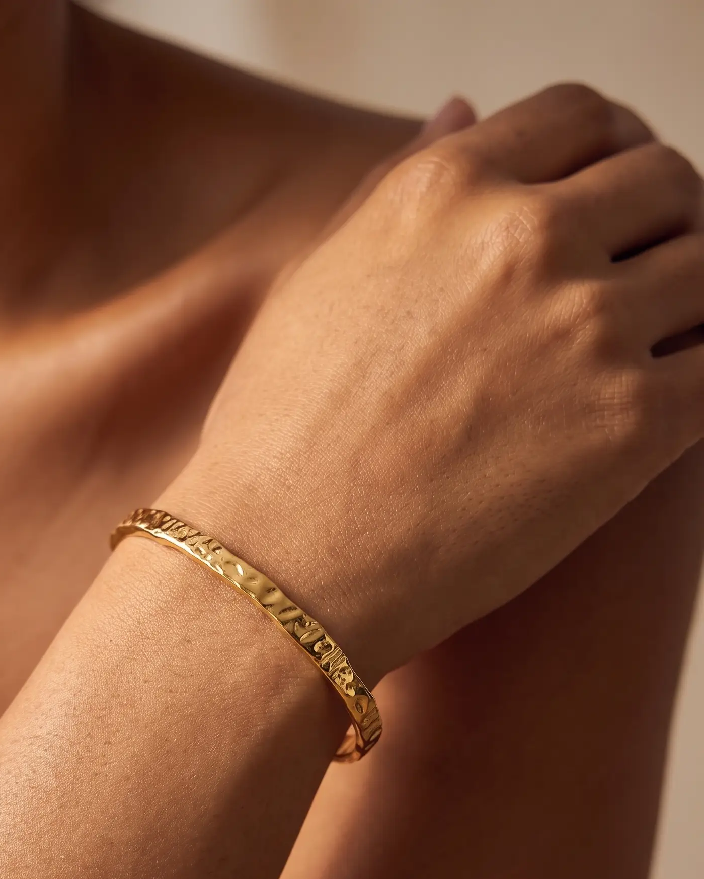 studio-ai bracelet-simple-textured-cuff-bracelet_studio1_a1+solo.png