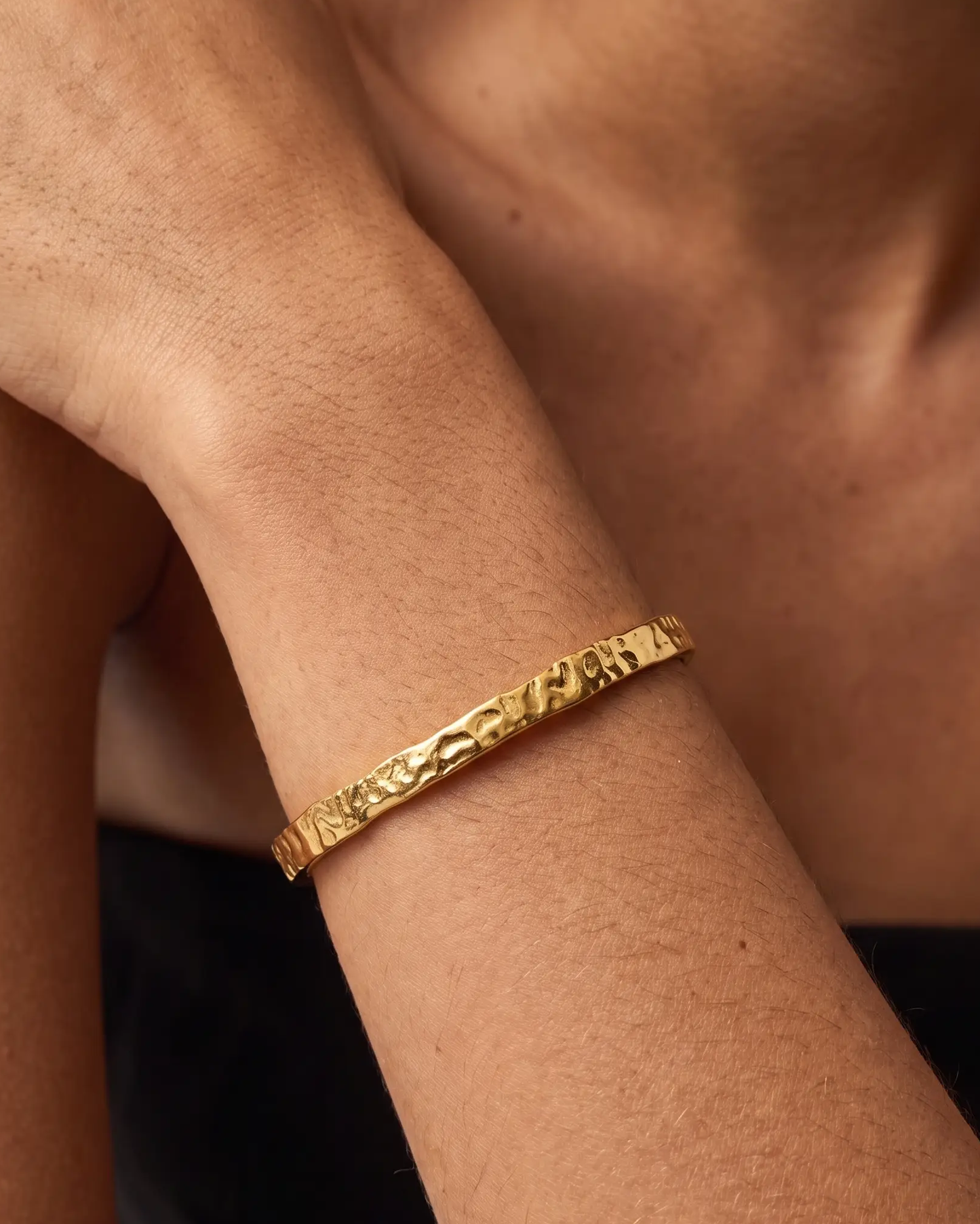 studio-ai bracelet-simple-textured-cuff-bracelet_studio2_a1+solo.png