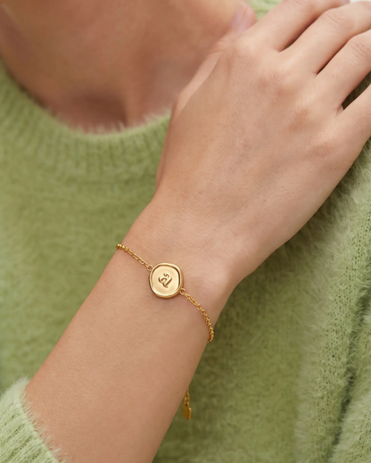 studio-ai bracelet-stamped-initial-bracelet_lifestyle1_a1+solo.png