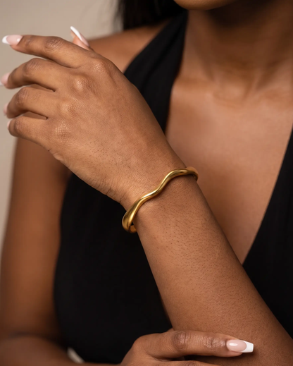 studio-ai bracelet-tide-cuff-bracelet_lifestyle1_a1+solo.png