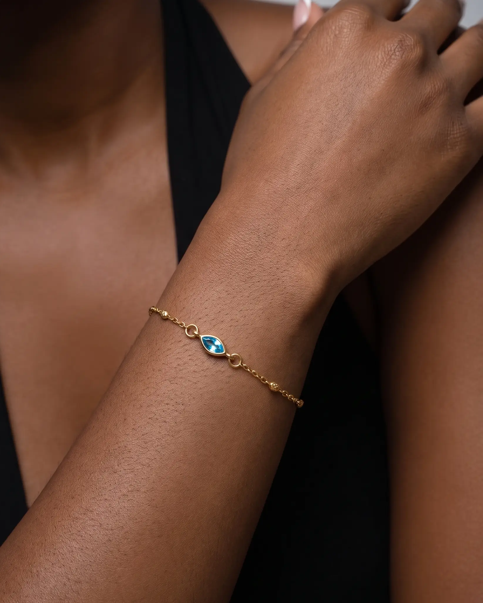 studio-ai bracelet-tide-droplet-bracelet_studio1_a1+solo.png