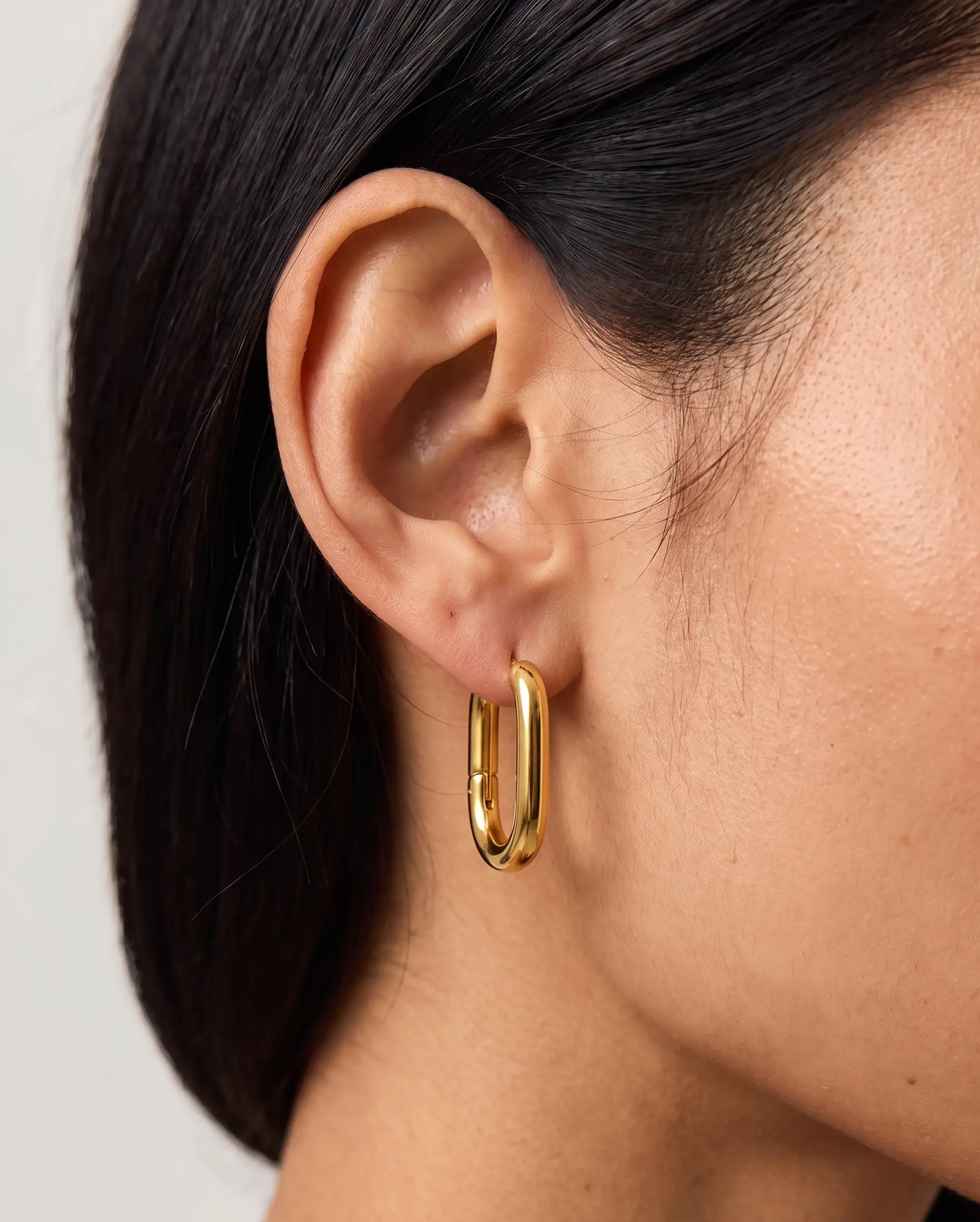 studio-ai earrings-everyday-hoop-earrings_studio2_a1+solo.png