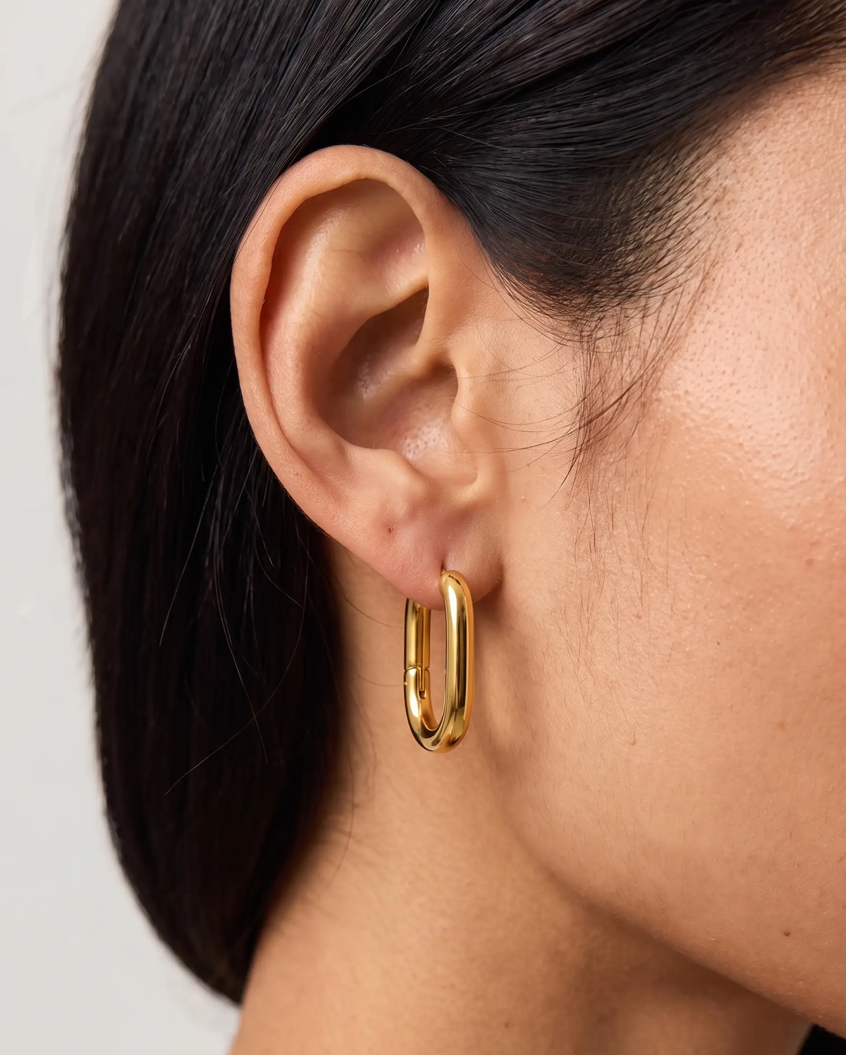 studio-ai earrings-everyday-hoop-earrings_studio2_a1+solo.png