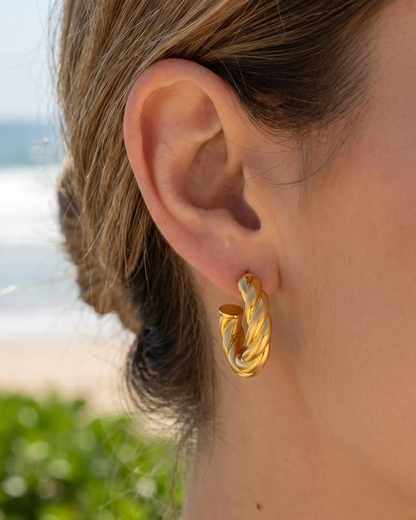 studio-ai earrings-half-twist-earrings_studio1_a1+solo.png