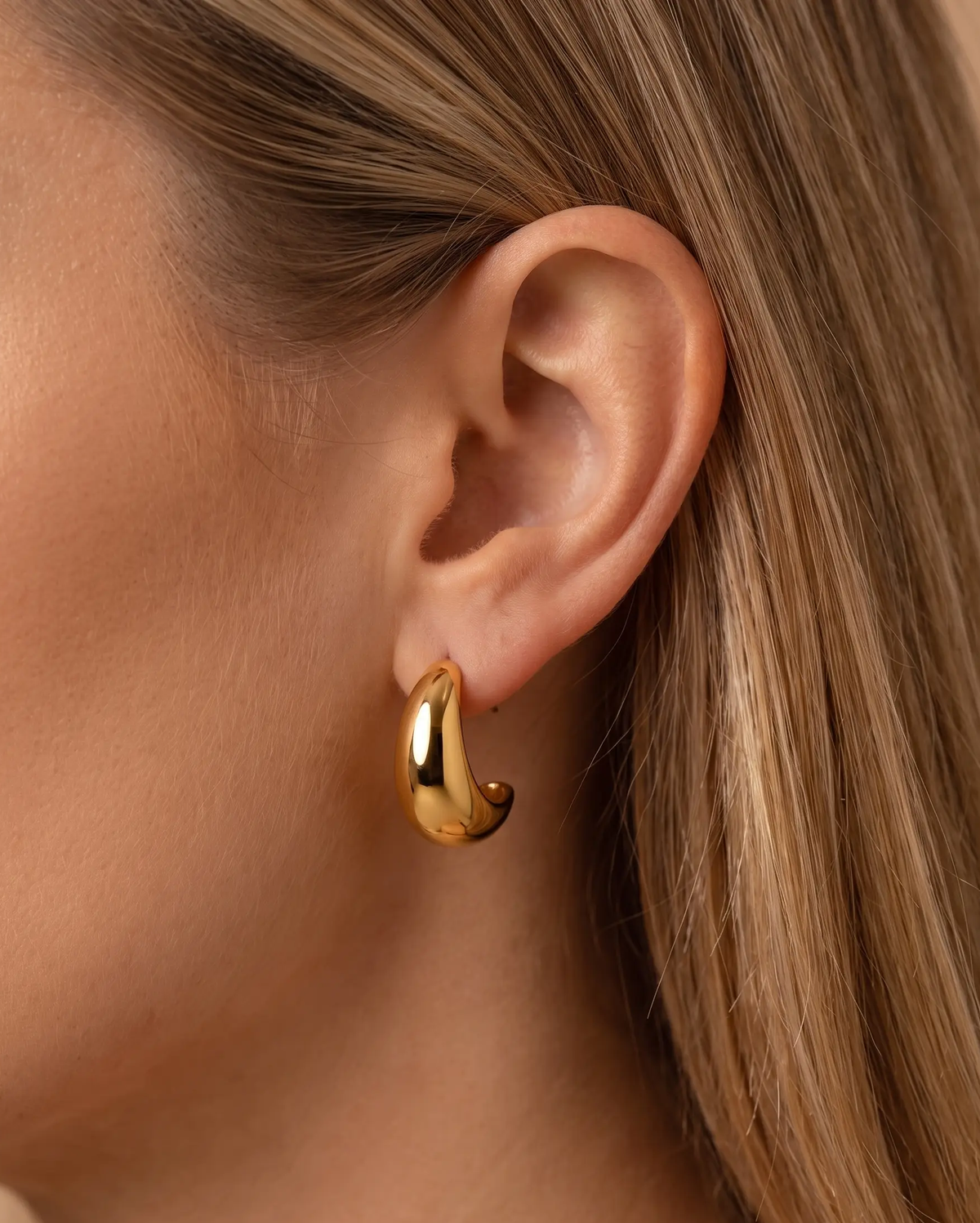 studio-ai earrings-maren-dome-hoops_studio2_a1+solo.png