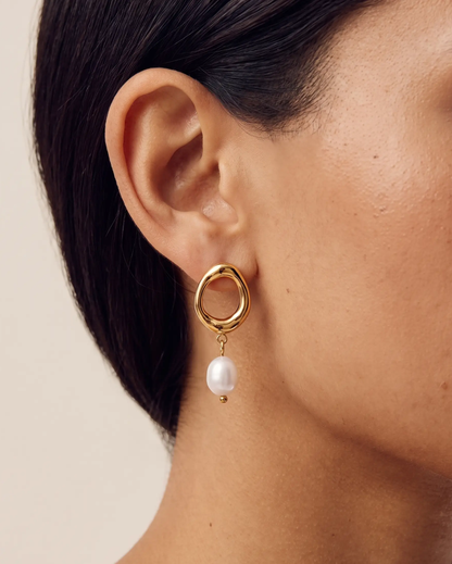 studio-ai earrings-signe-pearl-earrings_lifestyle1_a1+solo.png