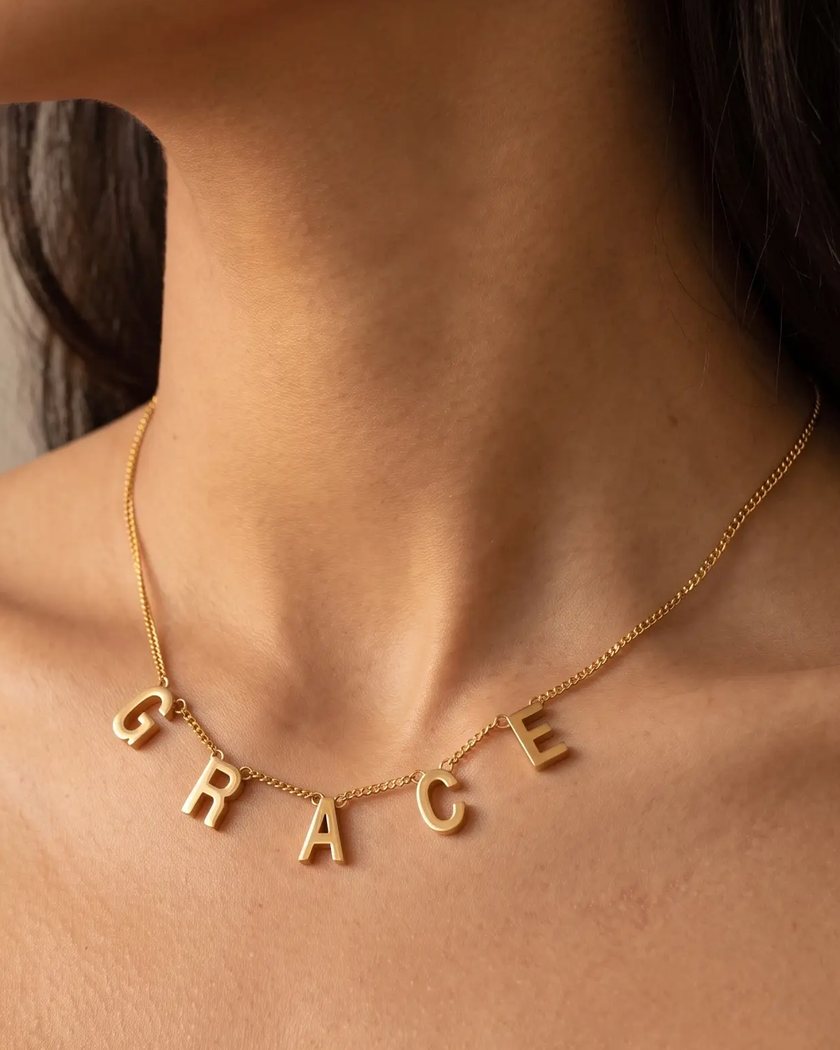 studio-ai necklace-classic-name-necklace_studio2_a1+solo.png
