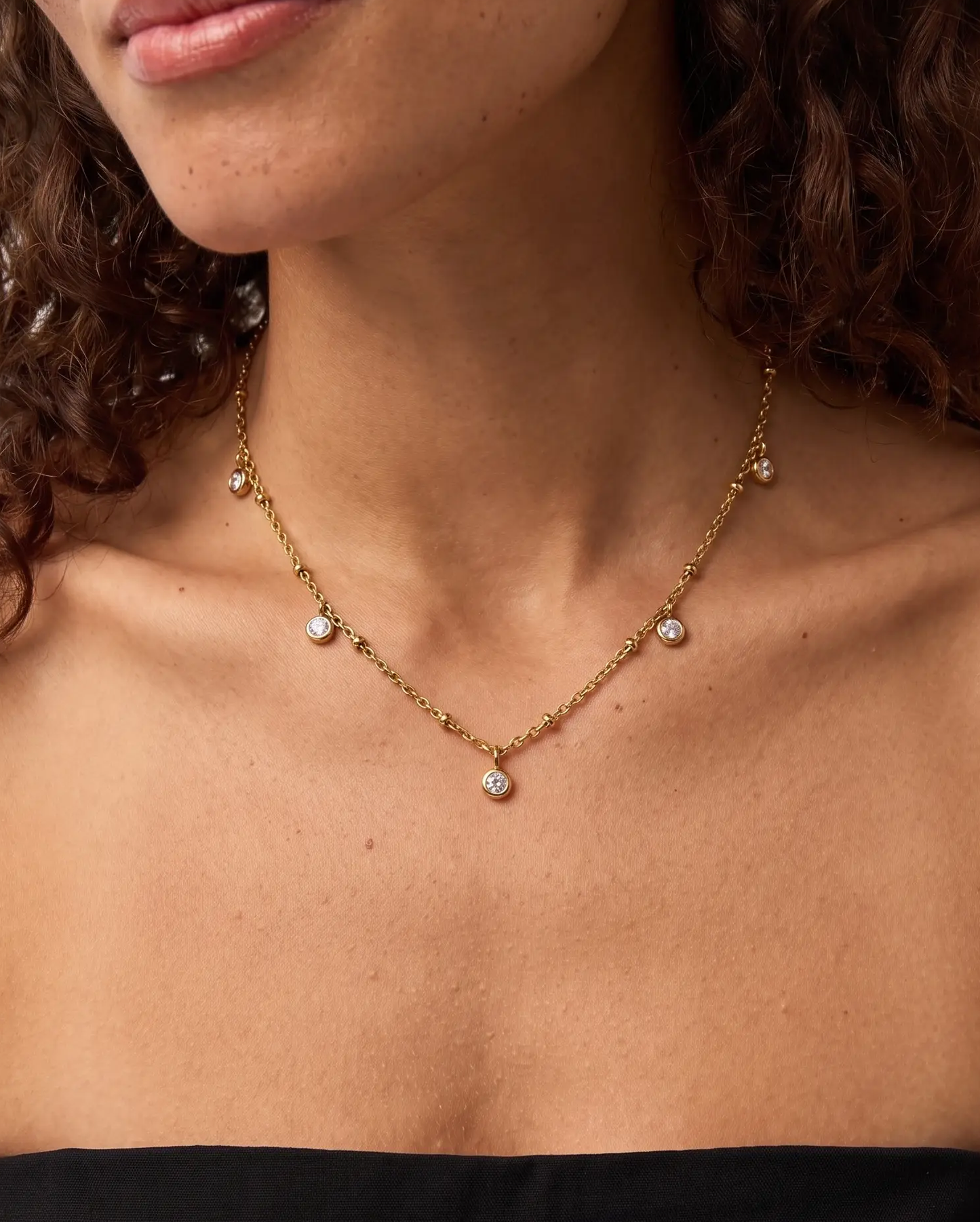 studio-ai necklace-glint-crystal-necklace_studio1_a1+solo.png