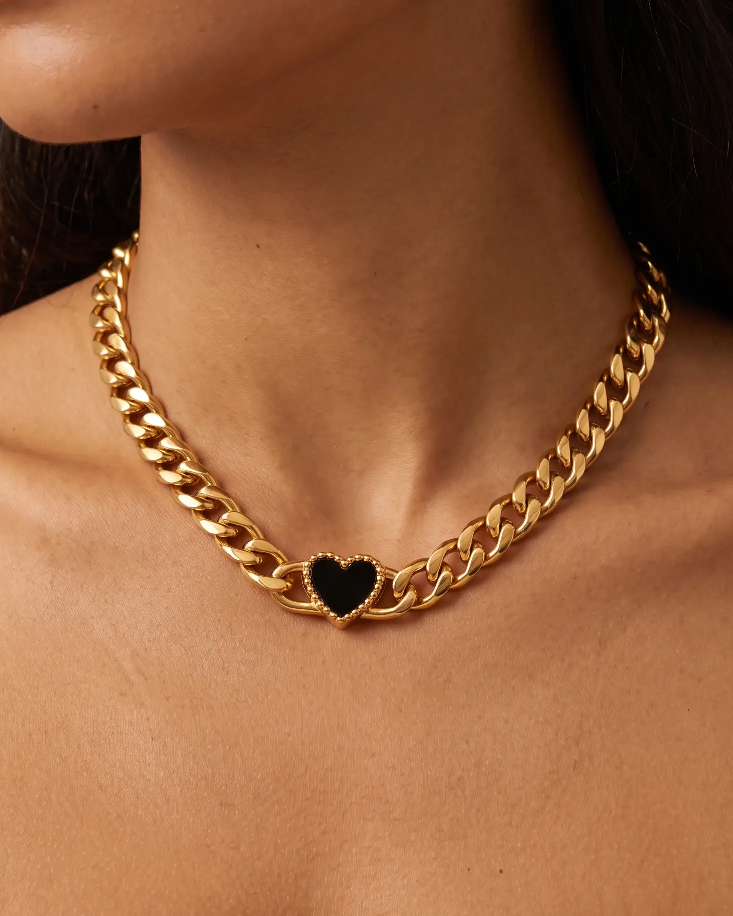 studio-ai necklace-glow-heart-curb-necklace_studio1_a1+solo.png