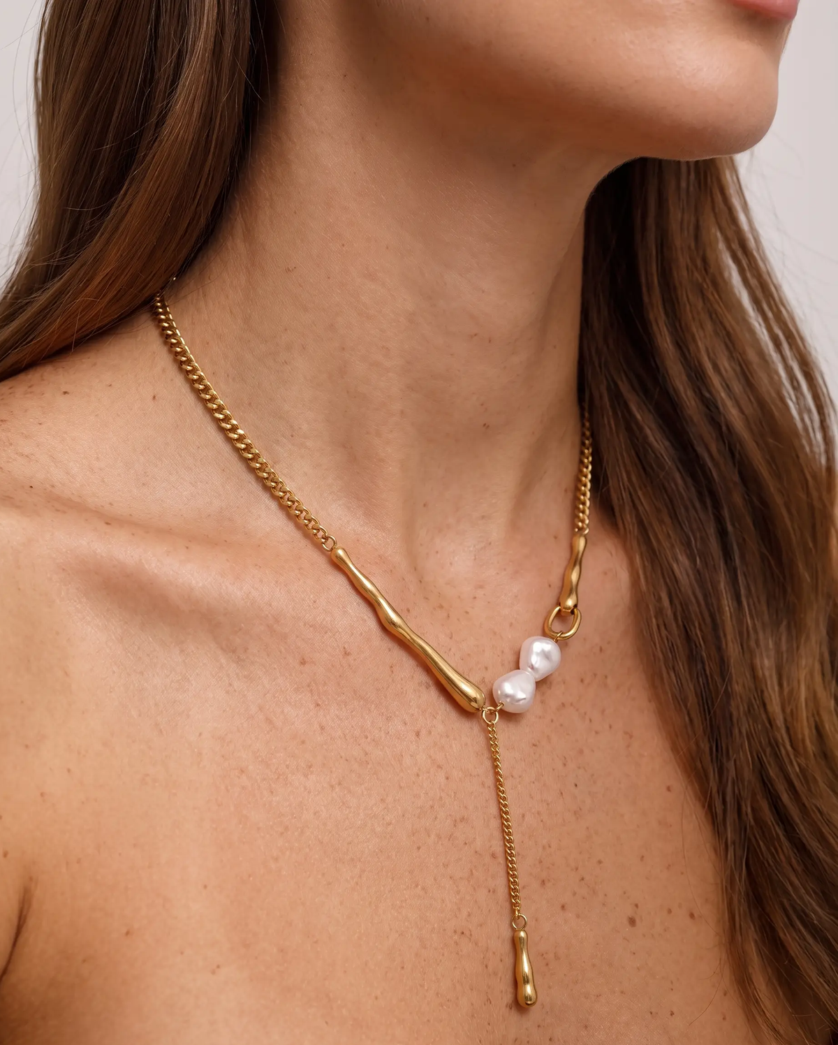 studio-ai necklace-hedda-pearl-bar-necklace_studio1_a1+solo.png