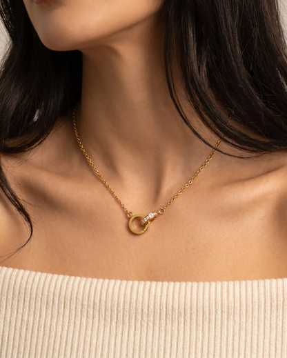 studio-ai necklace-linked-chain-necklace_lifestyle1_a1+solo.png