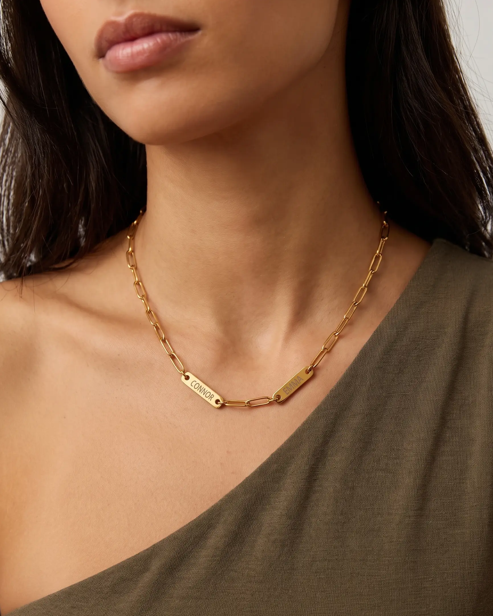 studio-ai necklace-paperclip-family-name-necklace_lifestyle1_a1+solo.png