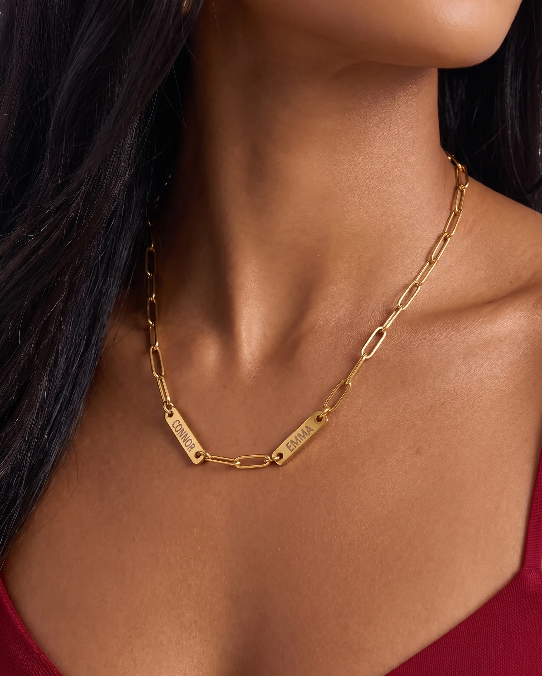 studio-ai necklace-paperclip-family-name-necklace_studio1_a1+solo.png