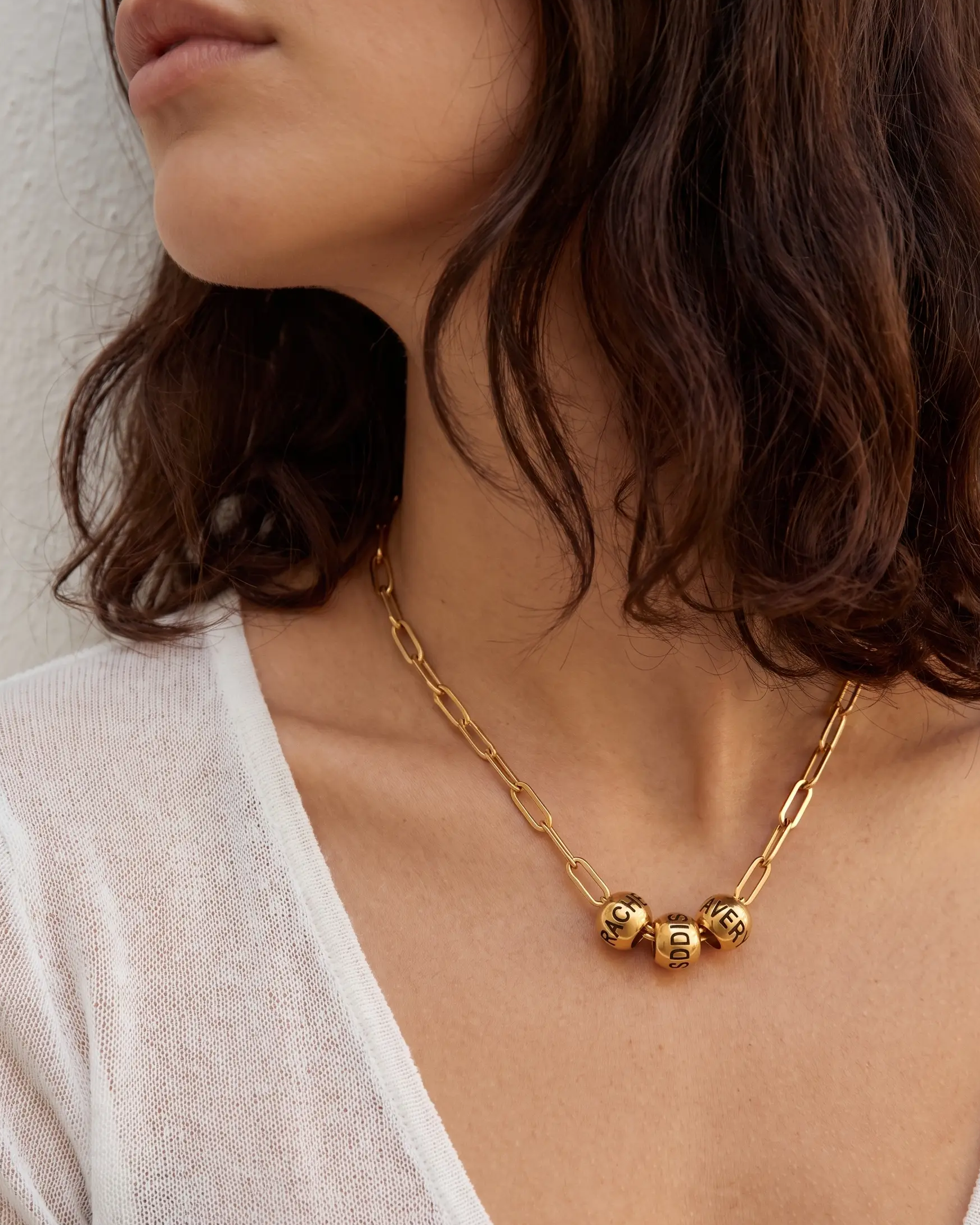 studio-ai necklace-pebble-name-necklace_studio1_a1+solo.png