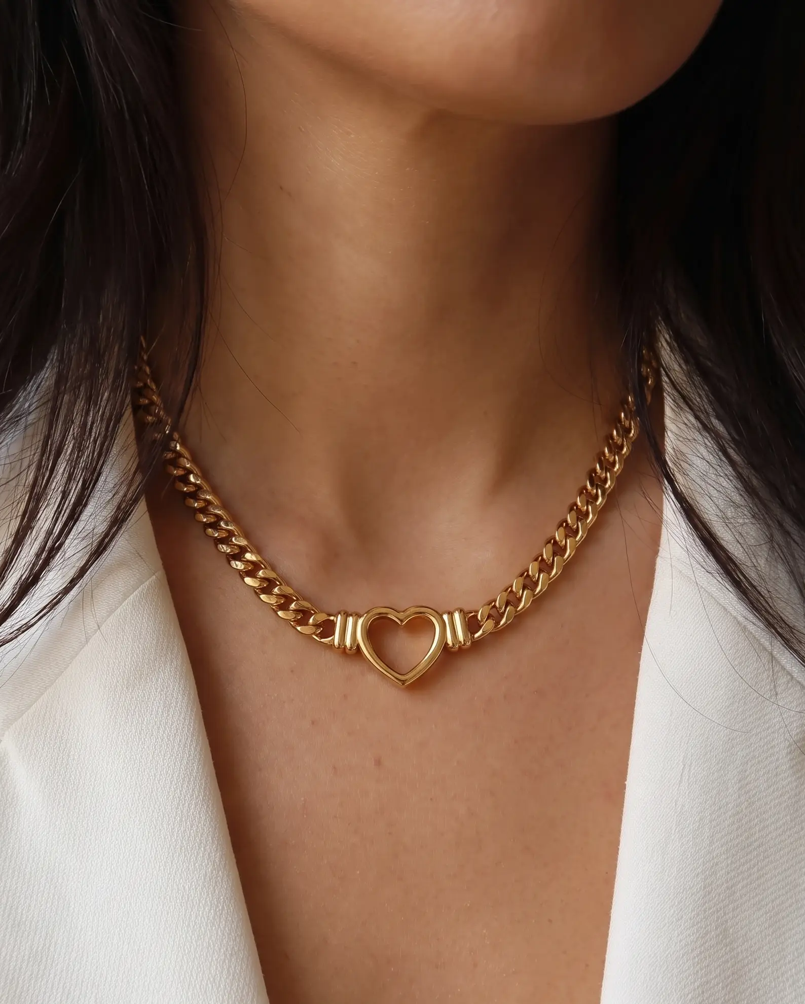 studio-ai necklace-selma-heart-chain_lifestyle1_a1+solo.png