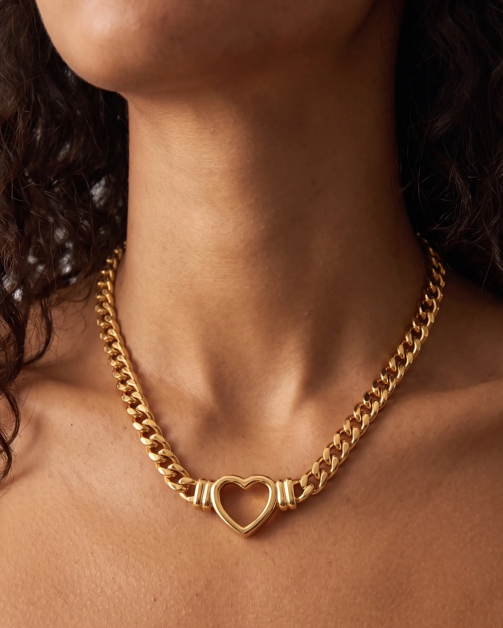 studio-ai necklace-selma-heart-chain_studio1_a1+solo.png