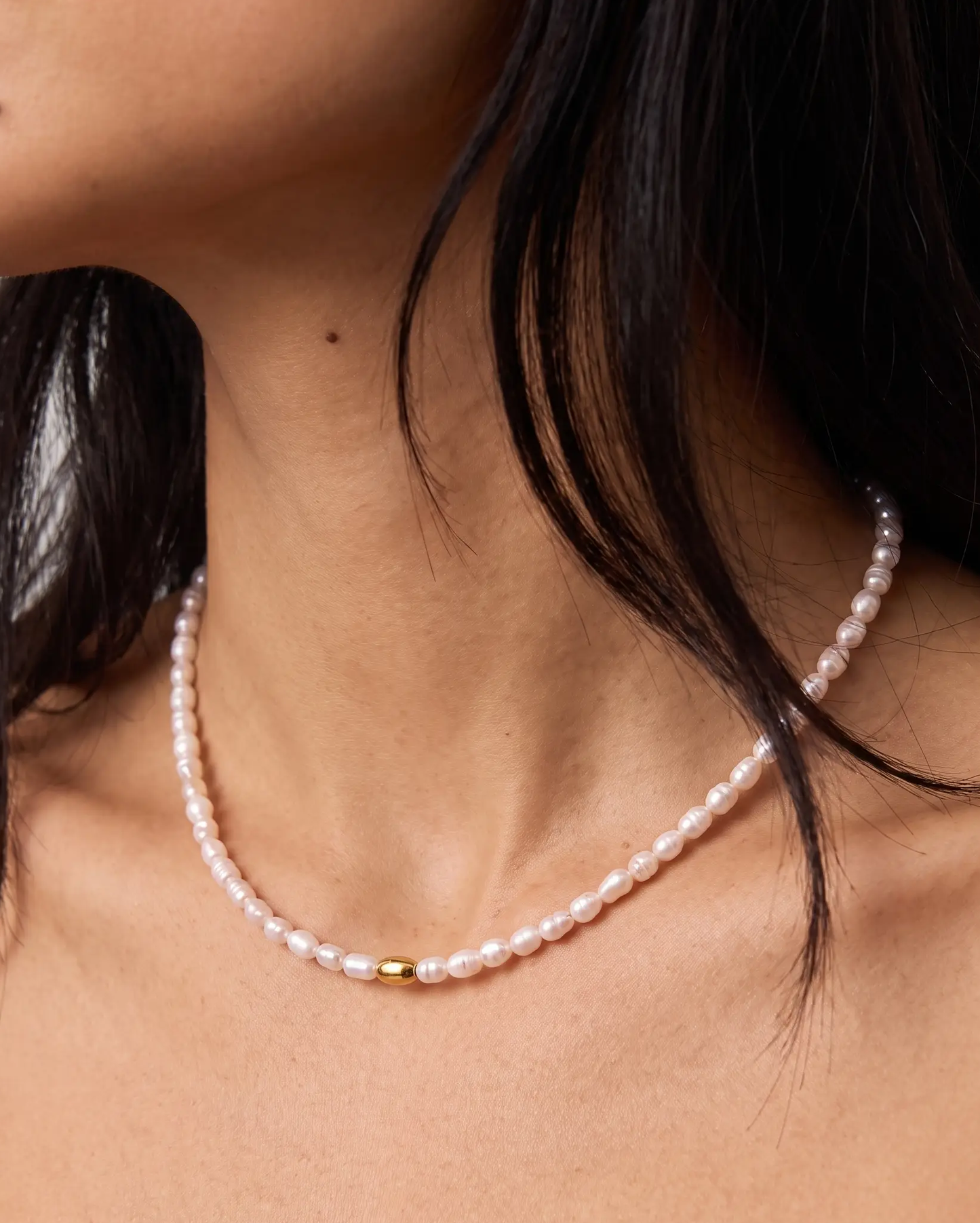 studio-ai necklace-simple-pearl-choker-necklace_lifestyle1_a1+solo.png