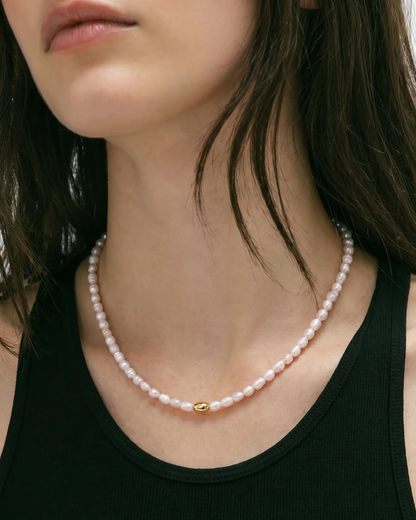 studio-ai necklace-simple-pearl-choker-necklace_studio1_a1+solo.png