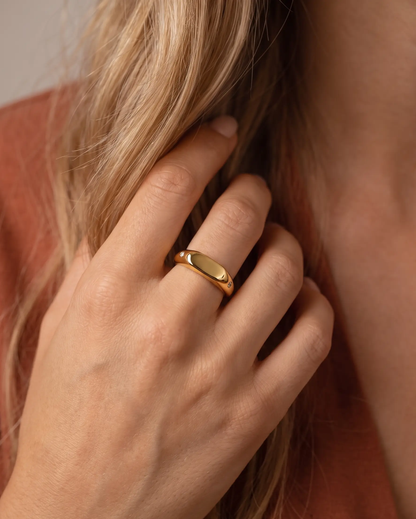 studio-ai ring-double-star-signet-ring_lifestyle1_a1+solo.png