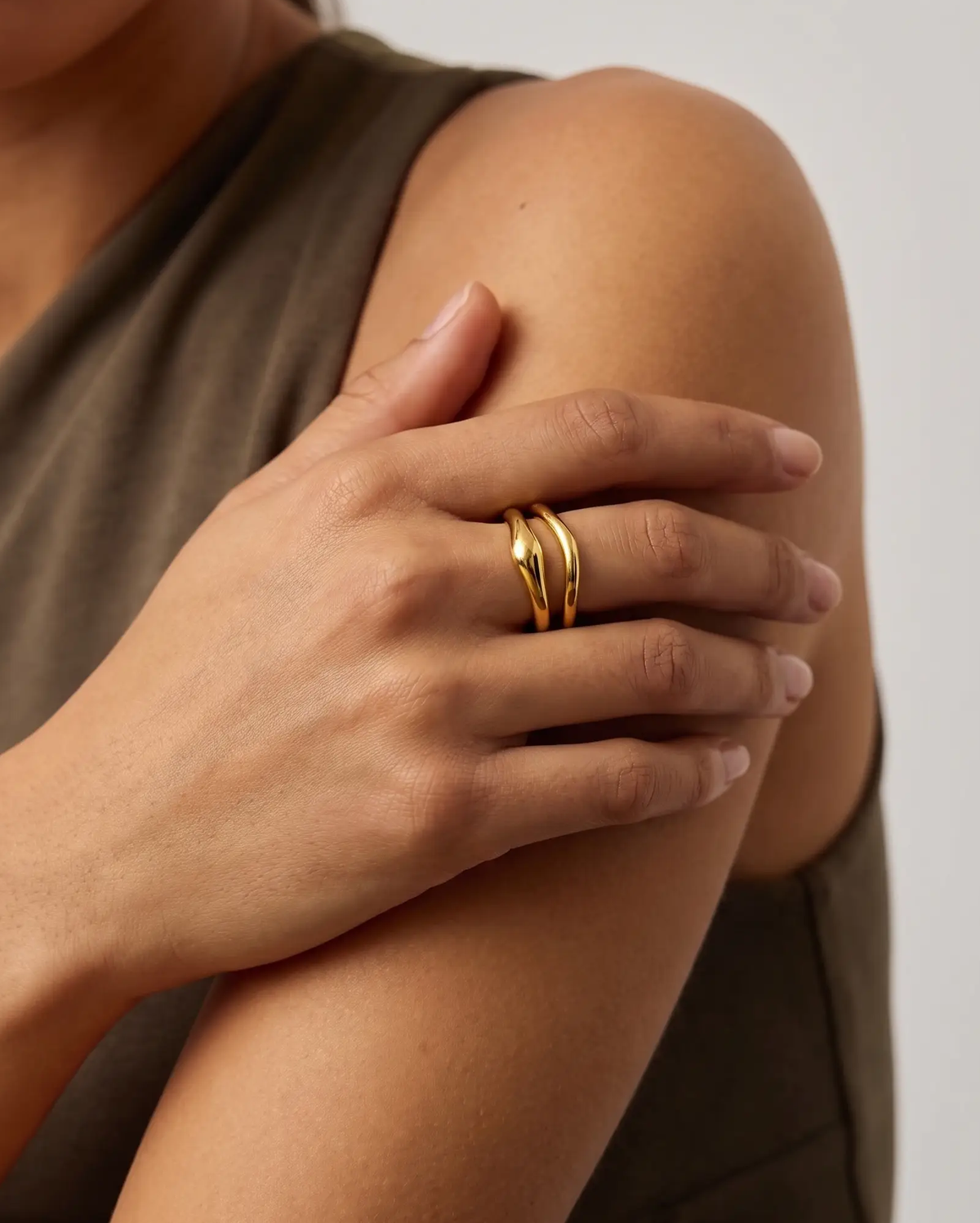 studio-ai ring-everyday-stacking-rings_lifestyle1_a1+solo.png