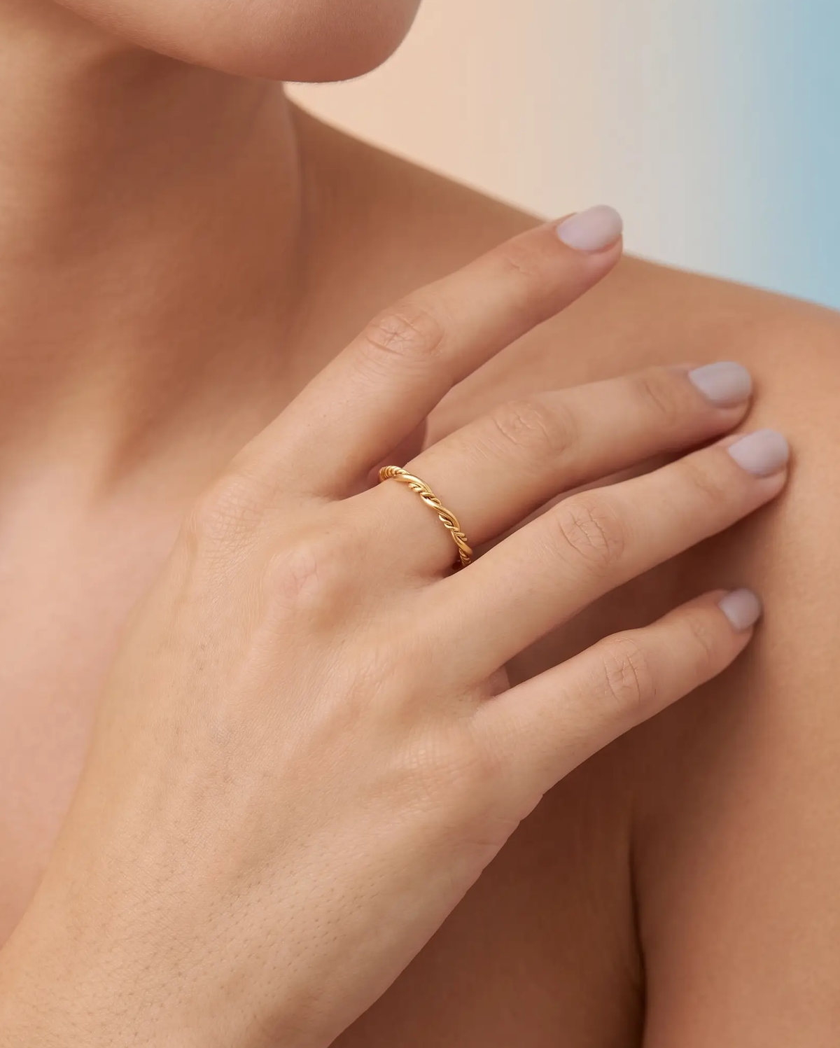studio-ai ring-fine-double-twist-ring_lifestyle1_a1+solo.png