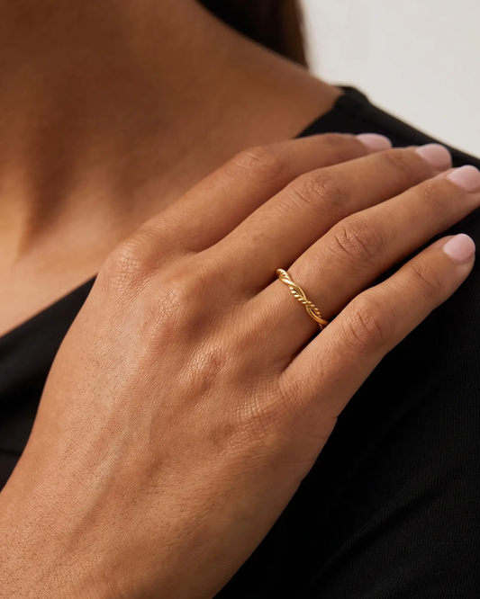 studio-ai ring-fine-double-twist-ring_studio2_a1+solo.png